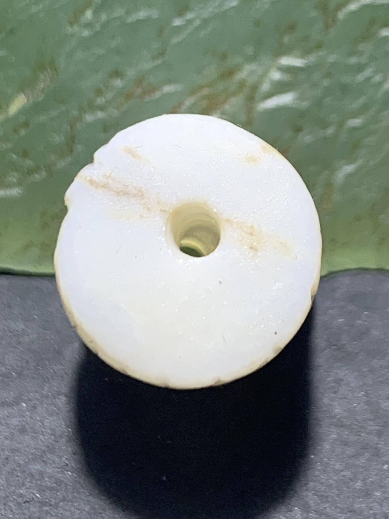 精美高玉化亚光海洋玉髓手工俏色巧雕龙鱼随形桶珠一个！