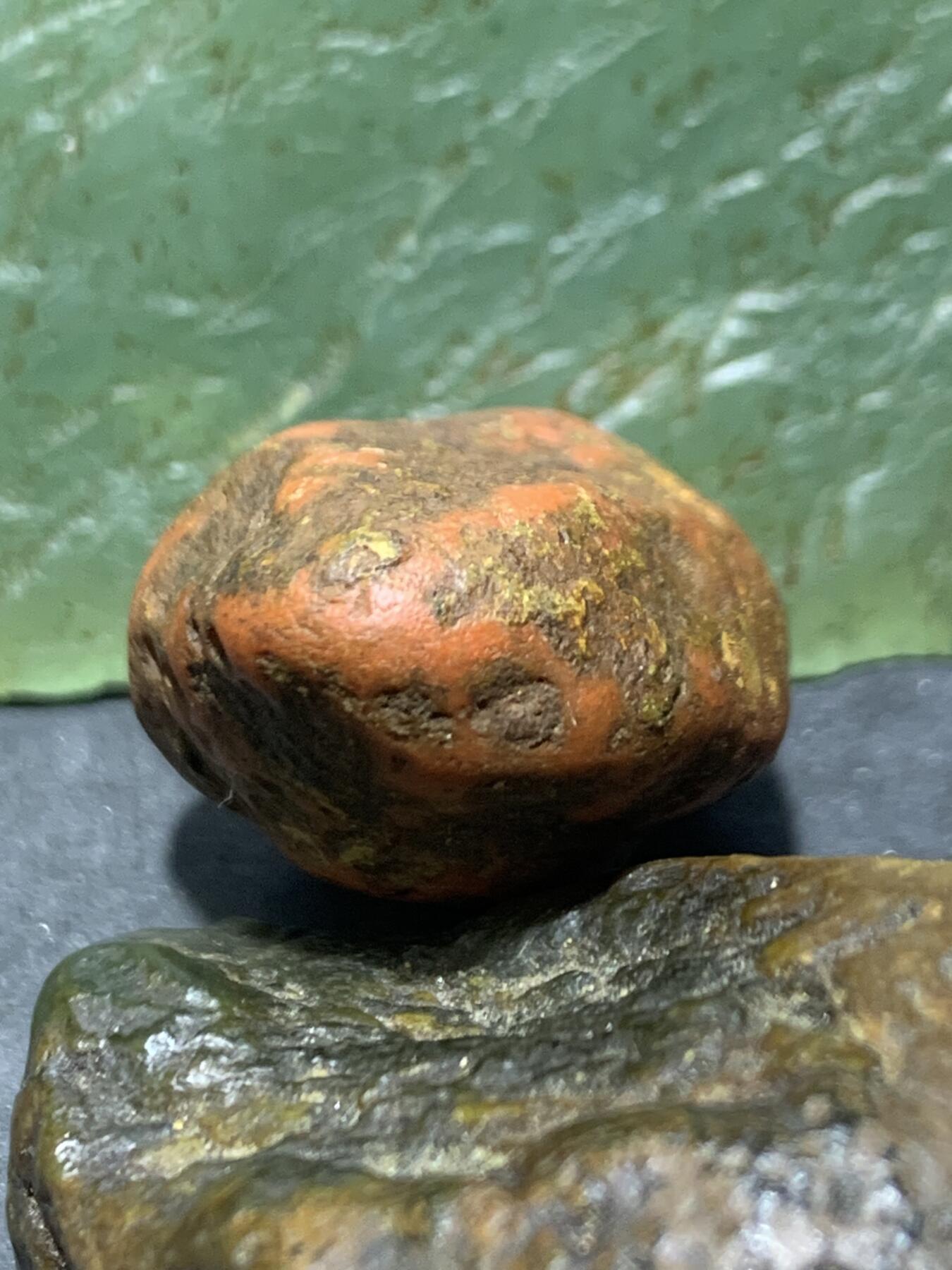 精美红皮柿子红原皮南红玛瑙原石一颗