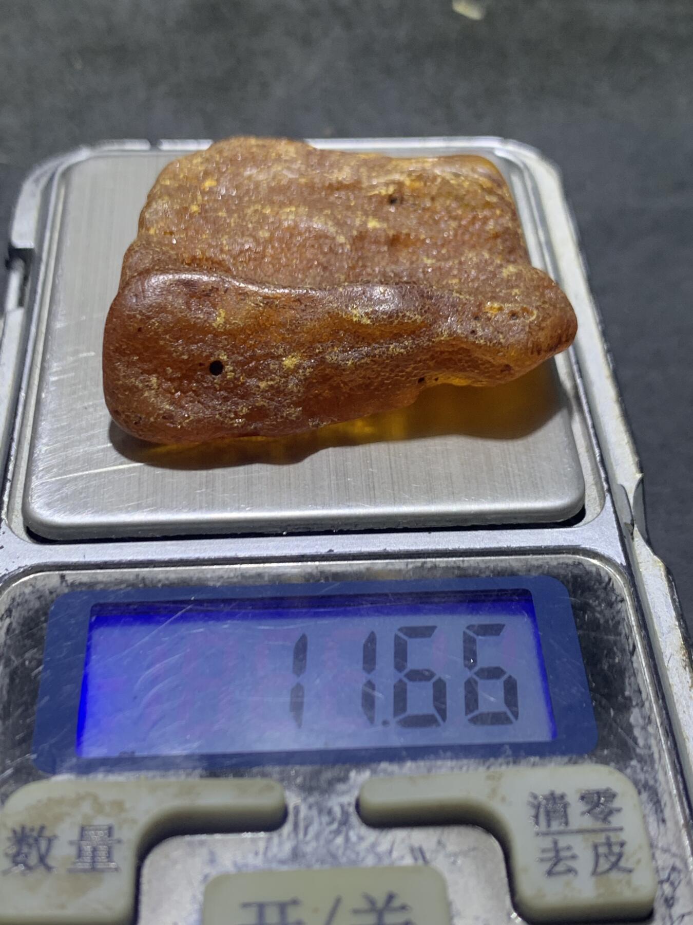 精美波罗的海风化皮蜜蜡原石一块，