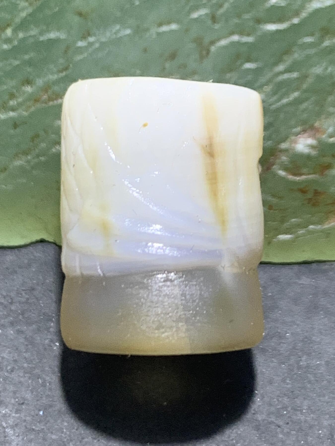 精美高玉化亚光海洋玉髓手工俏色巧雕龙鱼随形桶珠一个！
