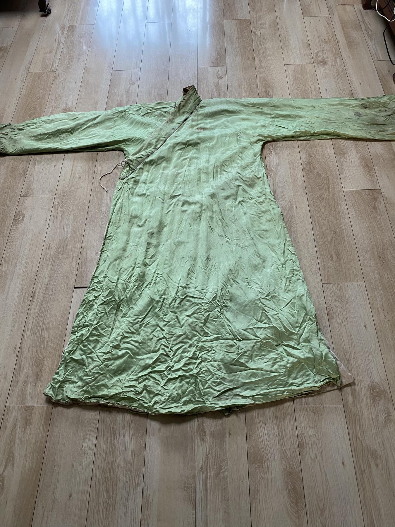 老缎面戏服2件，尺寸分别1.35/1.4米，品相如图，350包快递