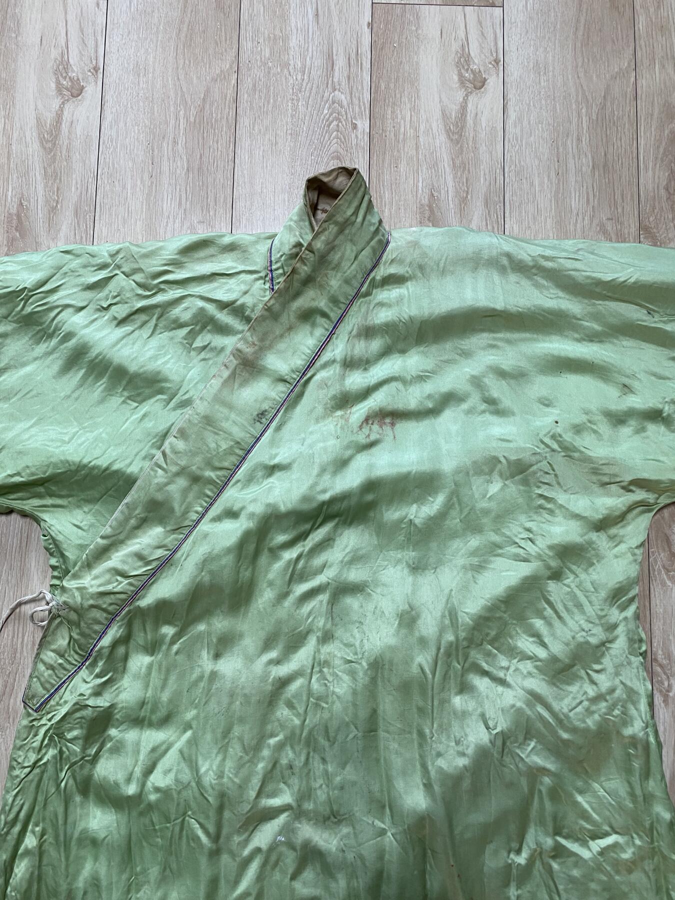 老缎面戏服2件，尺寸分别1.35/1.4米，品相如图，350包快递