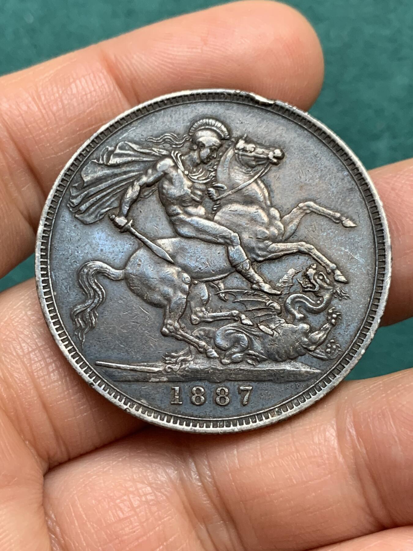 《竞宝斋》第344场 周日，周一，2场连拍 （全场包邮） 英国1887年维多利亚高冠马剑银币 深彩黑美人 边有磕 状态非常好