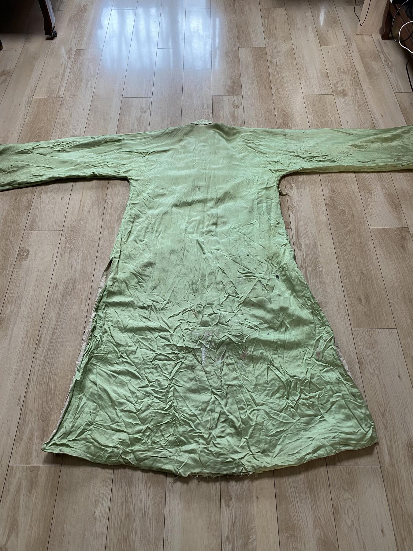 老缎面戏服2件，尺寸分别1.35/1.4米，品相如图，350包快递