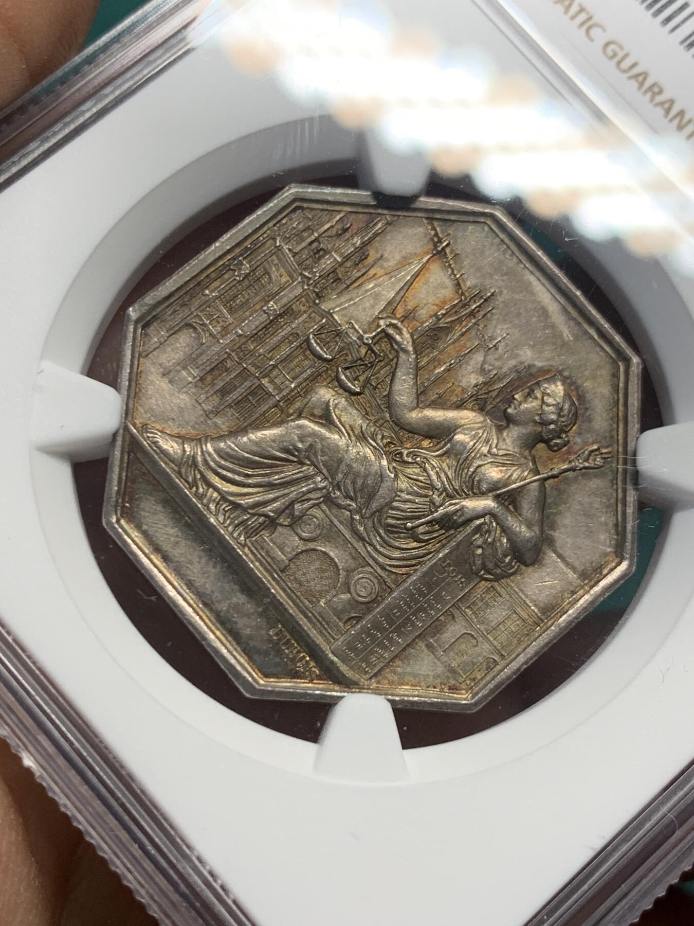 《竞宝斋》第344场 周日，周一，2场连拍 （全场包邮） NGC MS62 少见品 法国1841鲁昂法庭八角银章，法国八角银币，油灯边铭。正面图像：正义女神坐在鲁昂大教堂前，右手拿着象征正义的天平，称量对质双方的证词，左手依靠在一本巨大的法典上。反面文字：1841年由鲁昂第一审法庭审理)和橡树花环。雕刻师：DUBOIS。