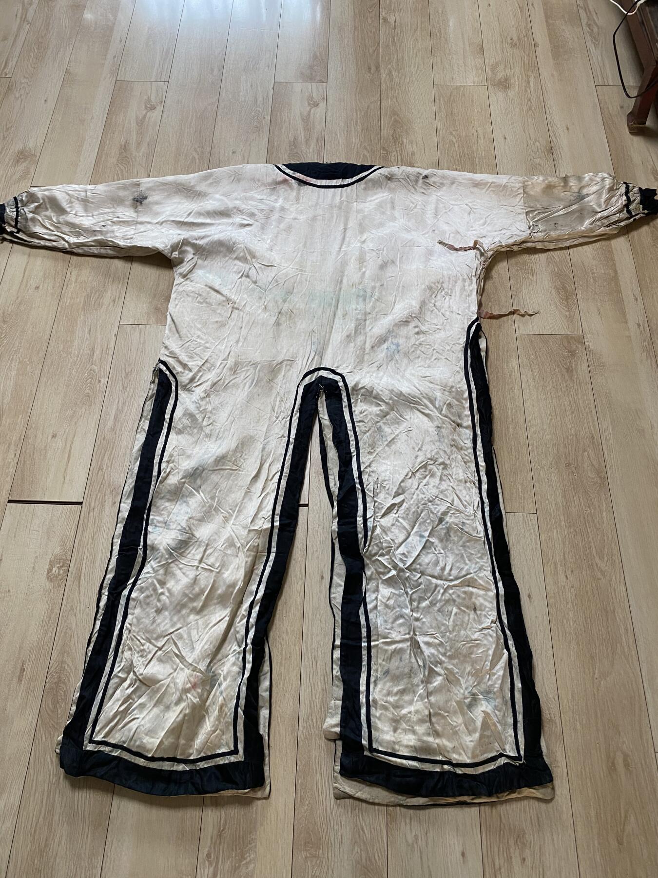 老缎面戏服2件，尺寸分别1.35/1.4米，品相如图，350包快递