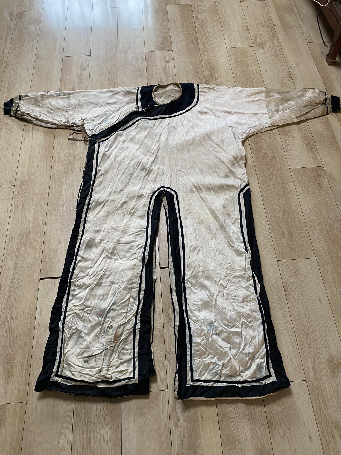 老缎面戏服2件，尺寸分别1.35/1.4米，品相如图，350包快递