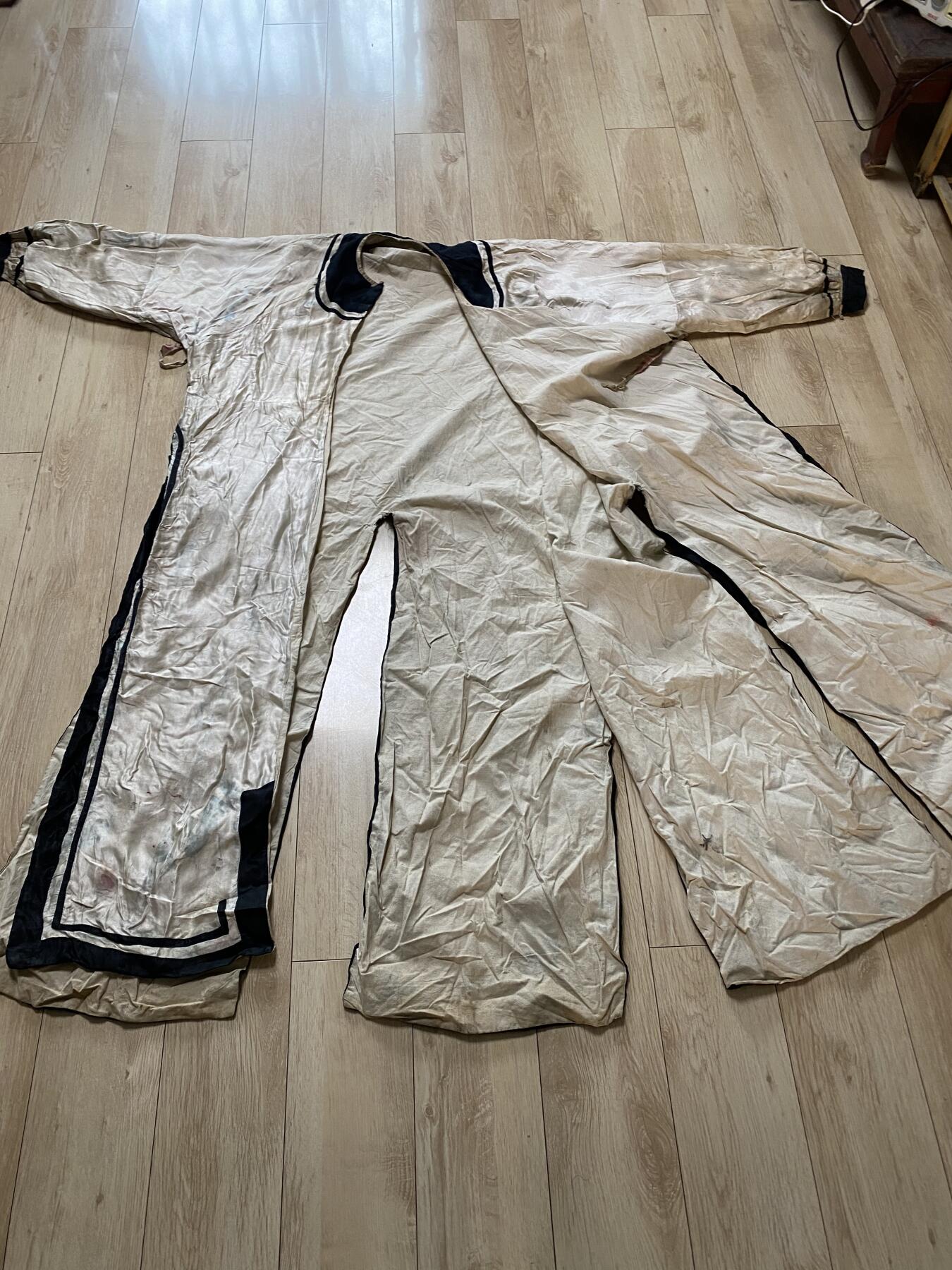 老缎面戏服2件，尺寸分别1.35/1.4米，品相如图，350包快递