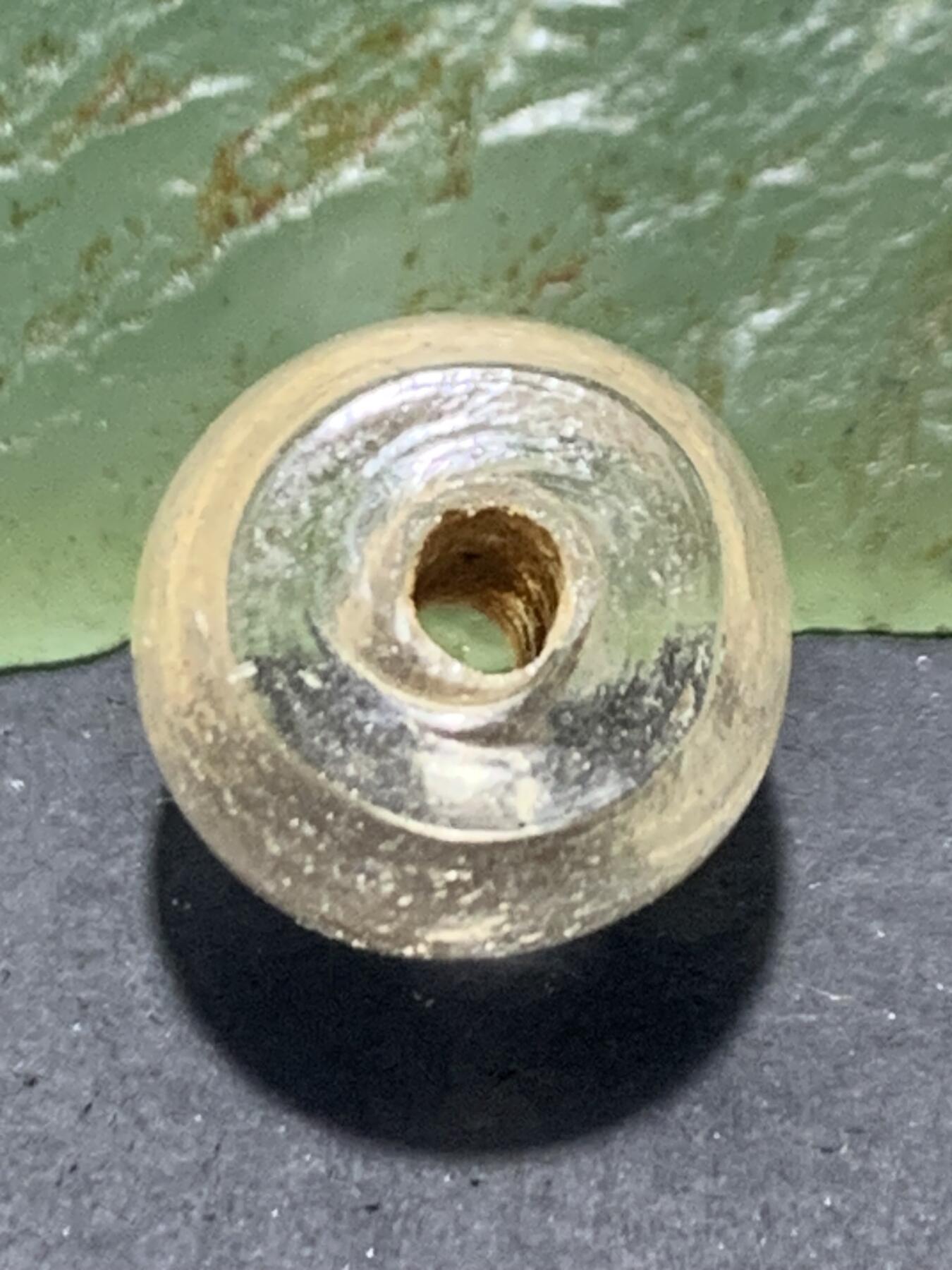 建国前后库存仿白水晶琉璃桶珠一颗，