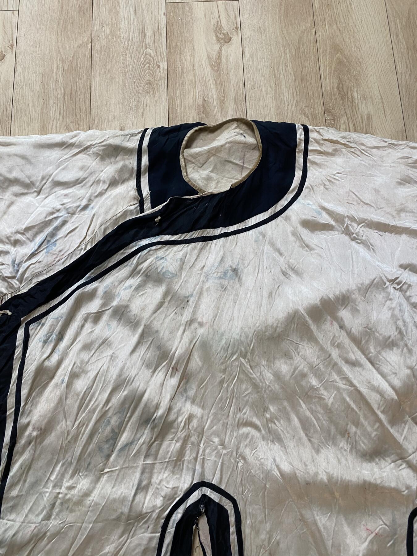 老缎面戏服2件，尺寸分别1.35/1.4米，品相如图，350包快递