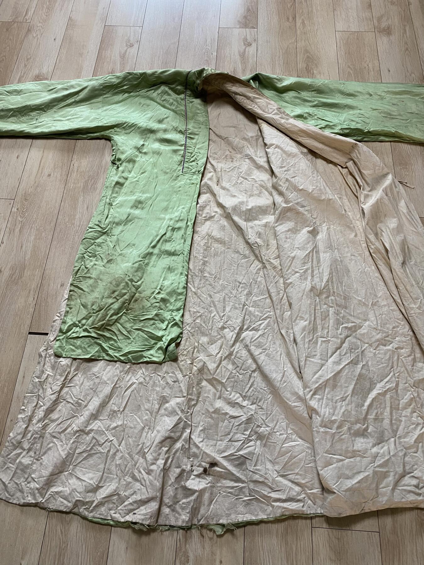 老缎面戏服2件，尺寸分别1.35/1.4米，品相如图，350包快递