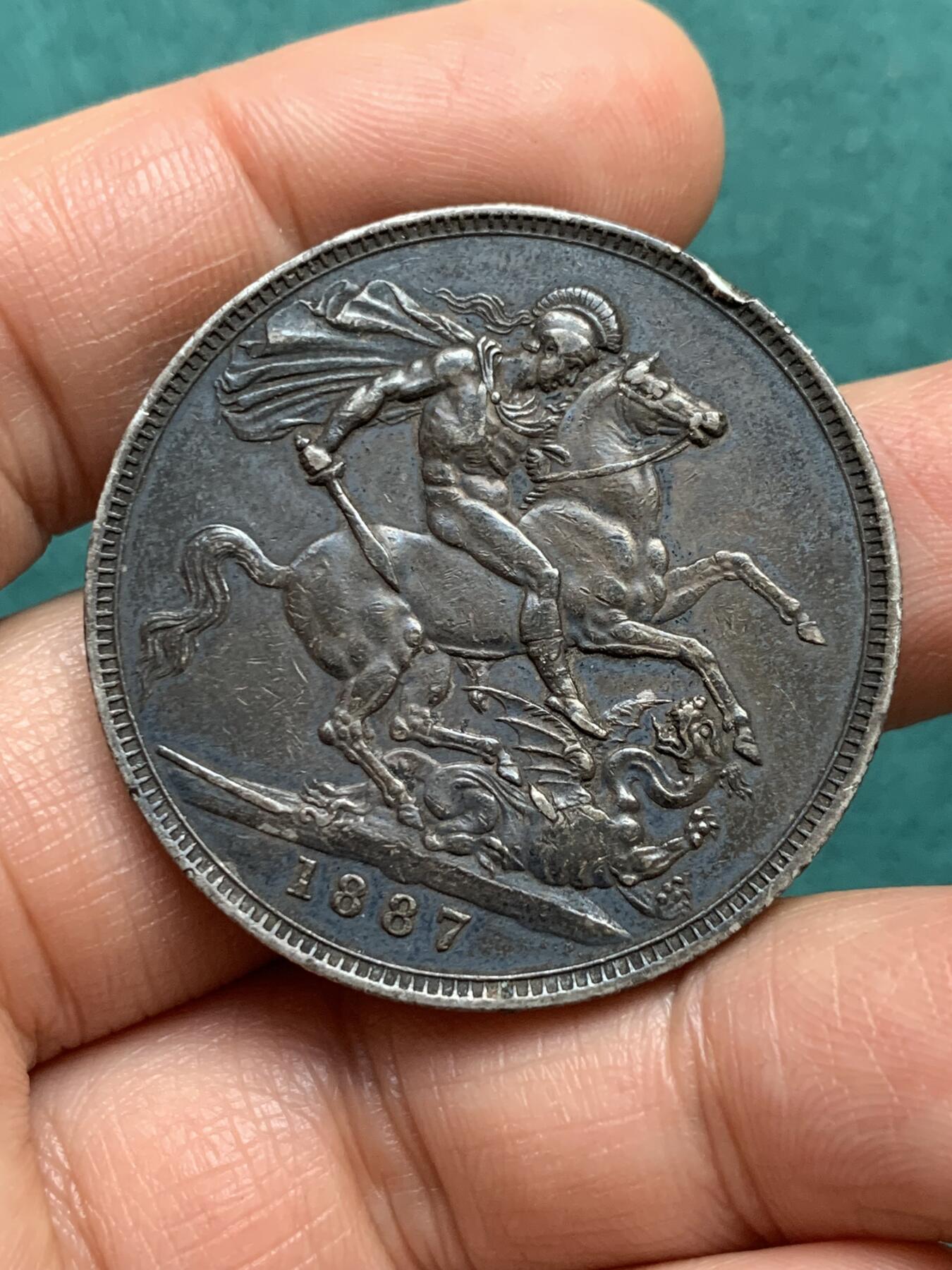 《竞宝斋》第344场 周日，周一，2场连拍 （全场包邮） 英国1887年维多利亚高冠马剑银币 深彩黑美人 边有磕 状态非常好