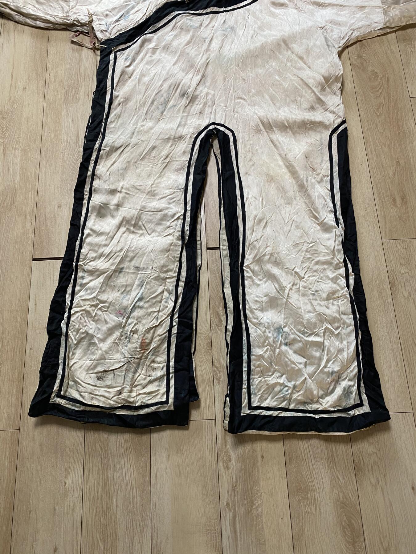 老缎面戏服2件，尺寸分别1.35/1.4米，品相如图，350包快递