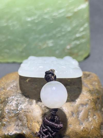 天然A货冰糯种翡翠雕刻降龙观音吊坠一个！ 天然A货冰糯种翡翠雕刻降龙观音吊坠一个！