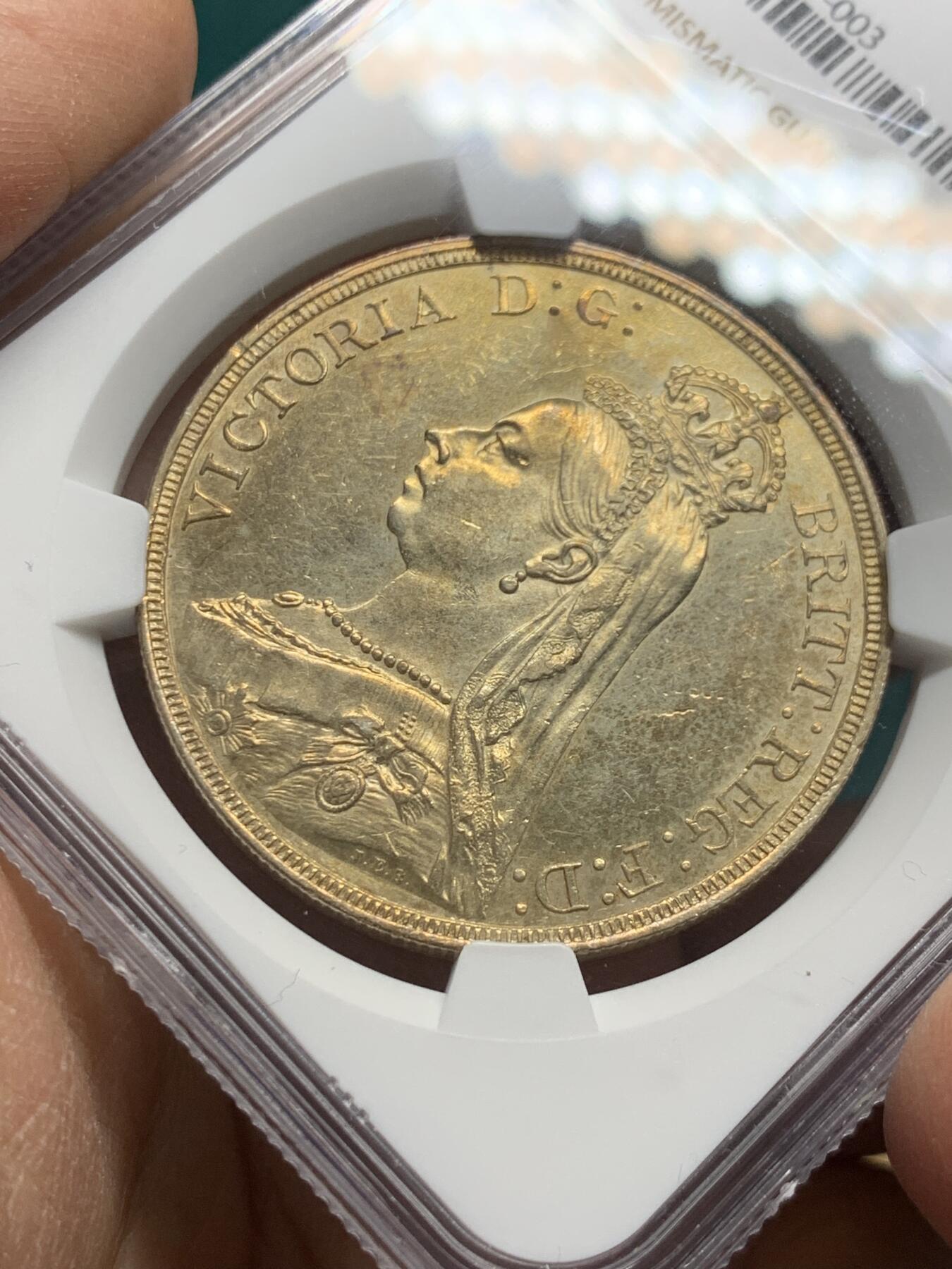 《竞宝斋》第344场 周日，周一，2场连拍 （全场包邮） NGC UNC 英国1887年维多利亚马剑克朗银币 整体金彩包浆