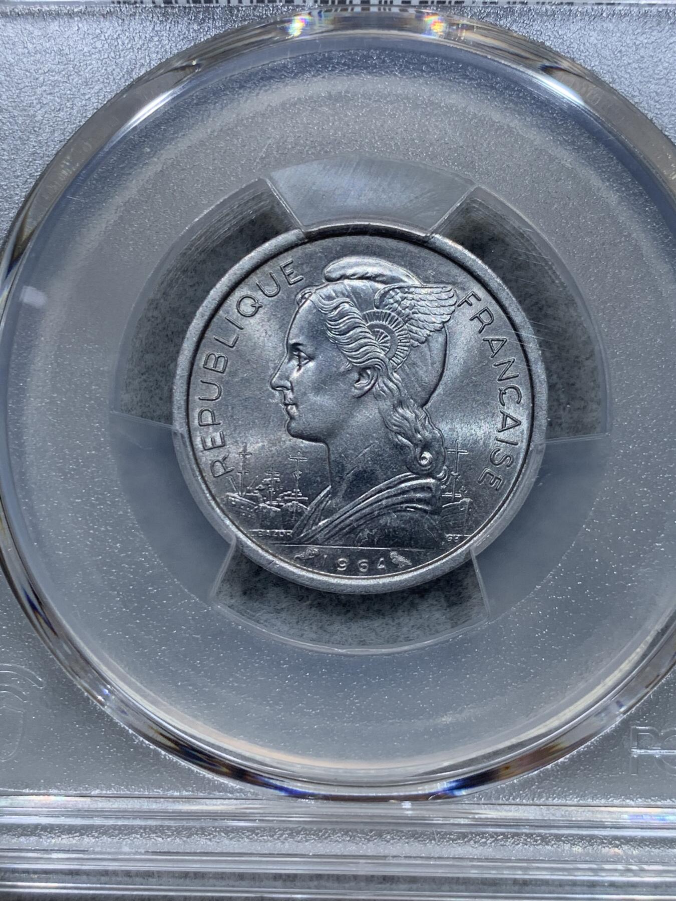 《竞宝斋》第344场 周日，周一，2场连拍 （全场包邮） PCGS MS65 科摩罗1964年1法郎 铝币难出分品种 65已经是很高的分数了 图案融合了法属风格和热带风情 富有特色 可玩性强