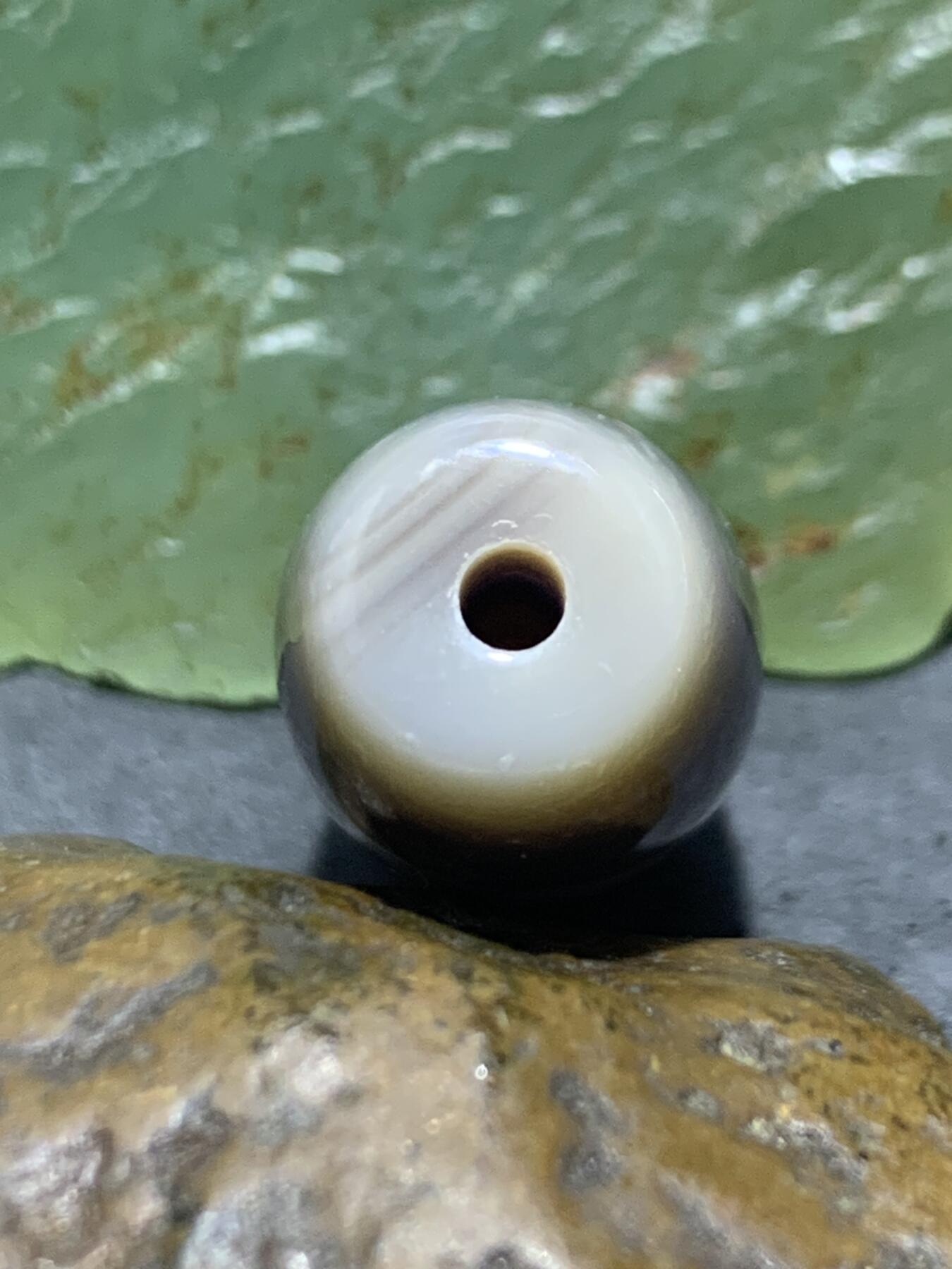 精美高玉化一线天地缠丝玛瑙桶珠一颗，