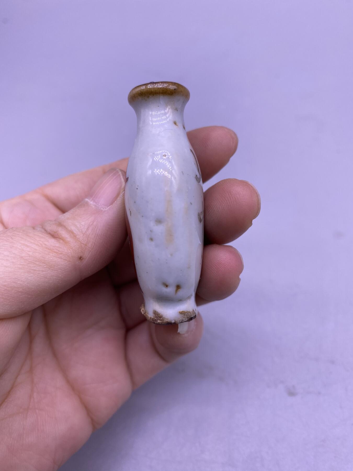 老粉彩刘海戏金蟾药瓶，尺寸5.2厘米，品相如图，260包快递