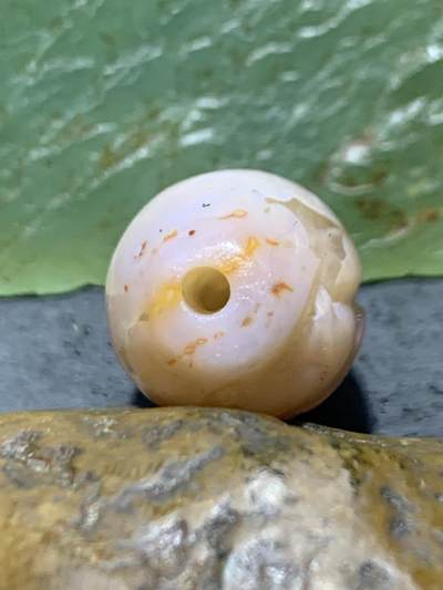 精美亚光冰飘冰粉色朱砂点战国红玛瑙手工俏色巧雕兔然暴富桶珠一颗 精美亚光冰飘冰粉色朱砂点战国红玛瑙手工俏色巧雕兔然暴富桶珠一颗