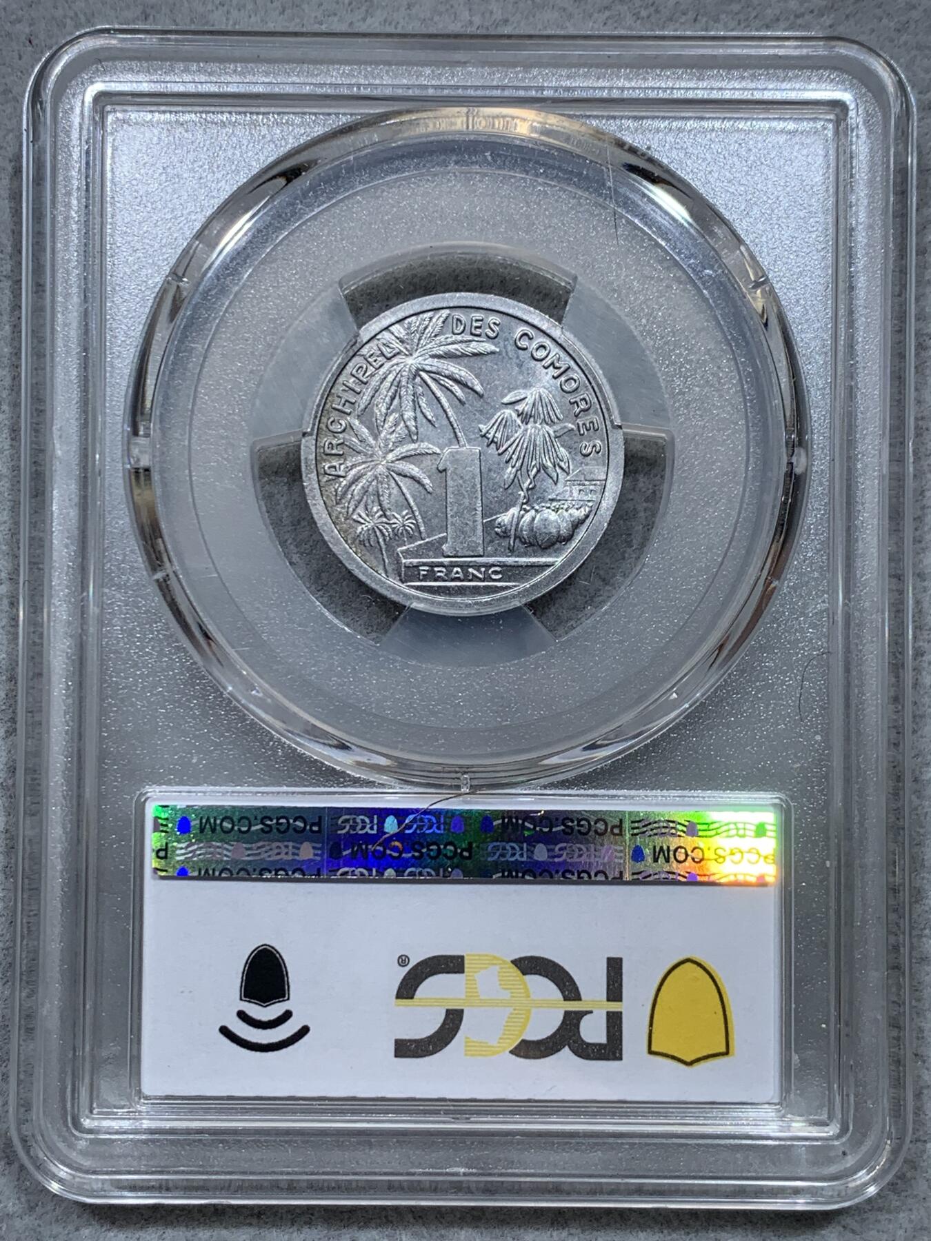 《竞宝斋》第344场 周日，周一，2场连拍 （全场包邮） PCGS MS65 科摩罗1964年1法郎 铝币难出分品种 65已经是很高的分数了 图案融合了法属风格和热带风情 富有特色 可玩性强