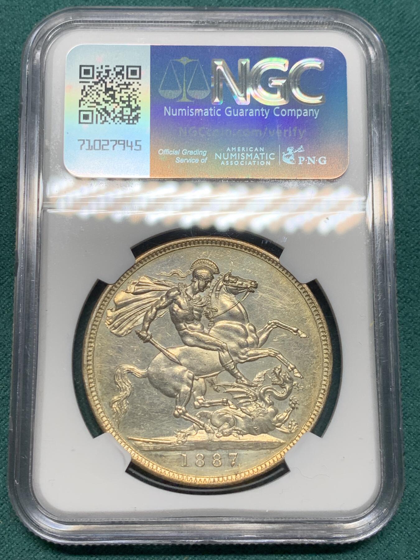 《竞宝斋》第344场 周日，周一，2场连拍 （全场包邮） NGC UNC 英国1887年维多利亚马剑克朗银币 整体金彩包浆