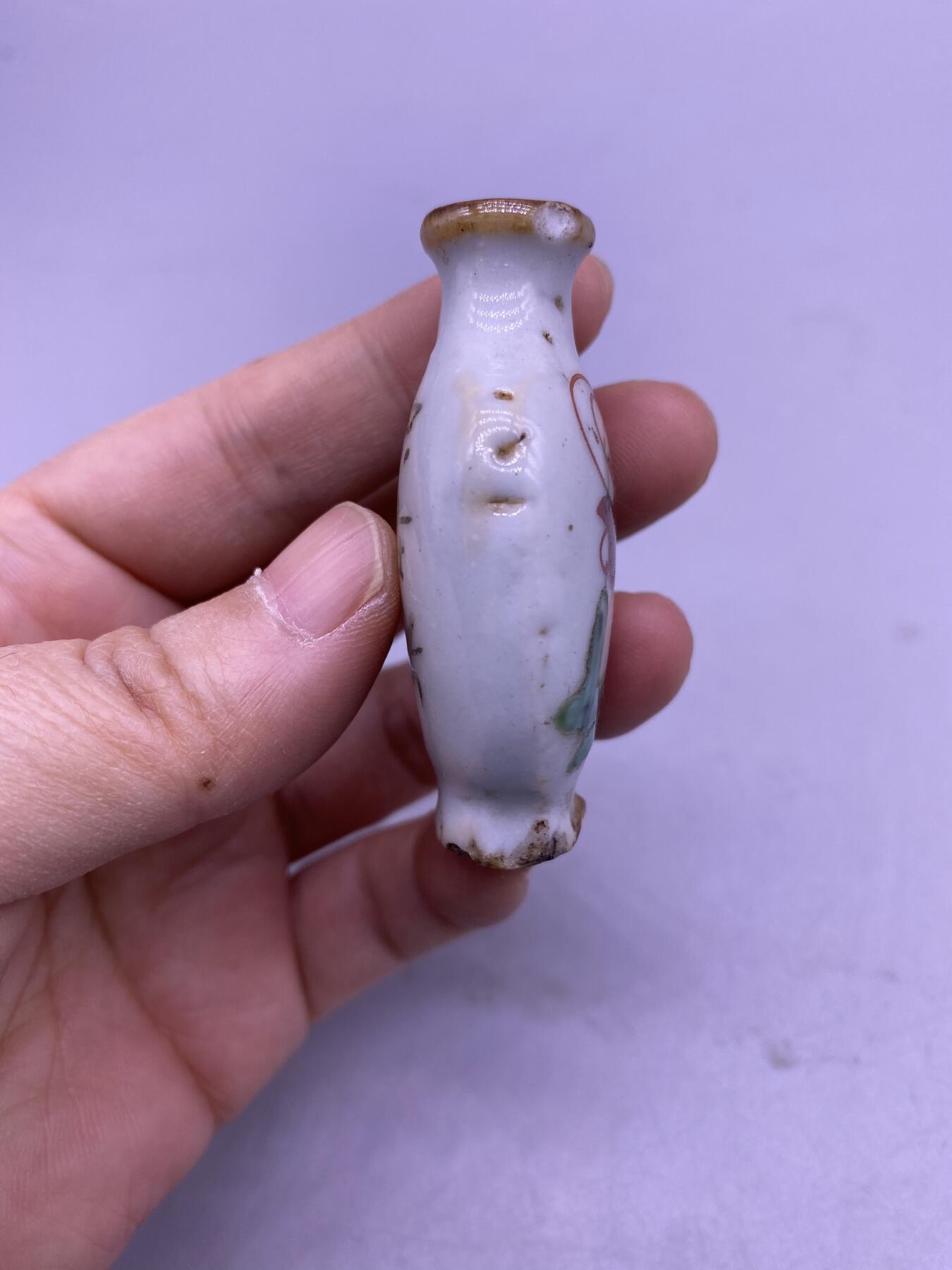 老粉彩刘海戏金蟾药瓶，尺寸5.2厘米，品相如图，260包快递
