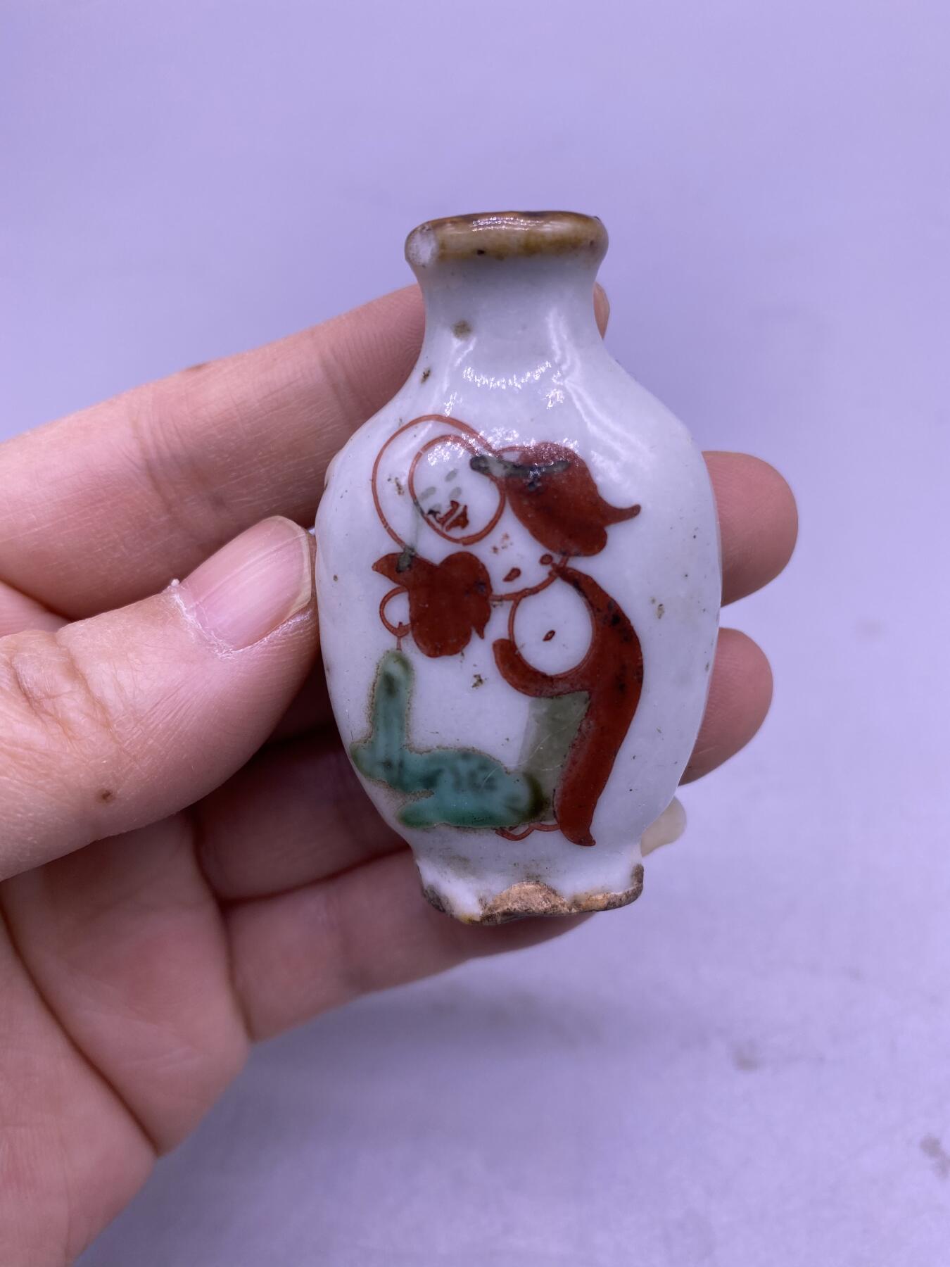 老粉彩刘海戏金蟾药瓶，尺寸5.2厘米，品相如图，260包快递