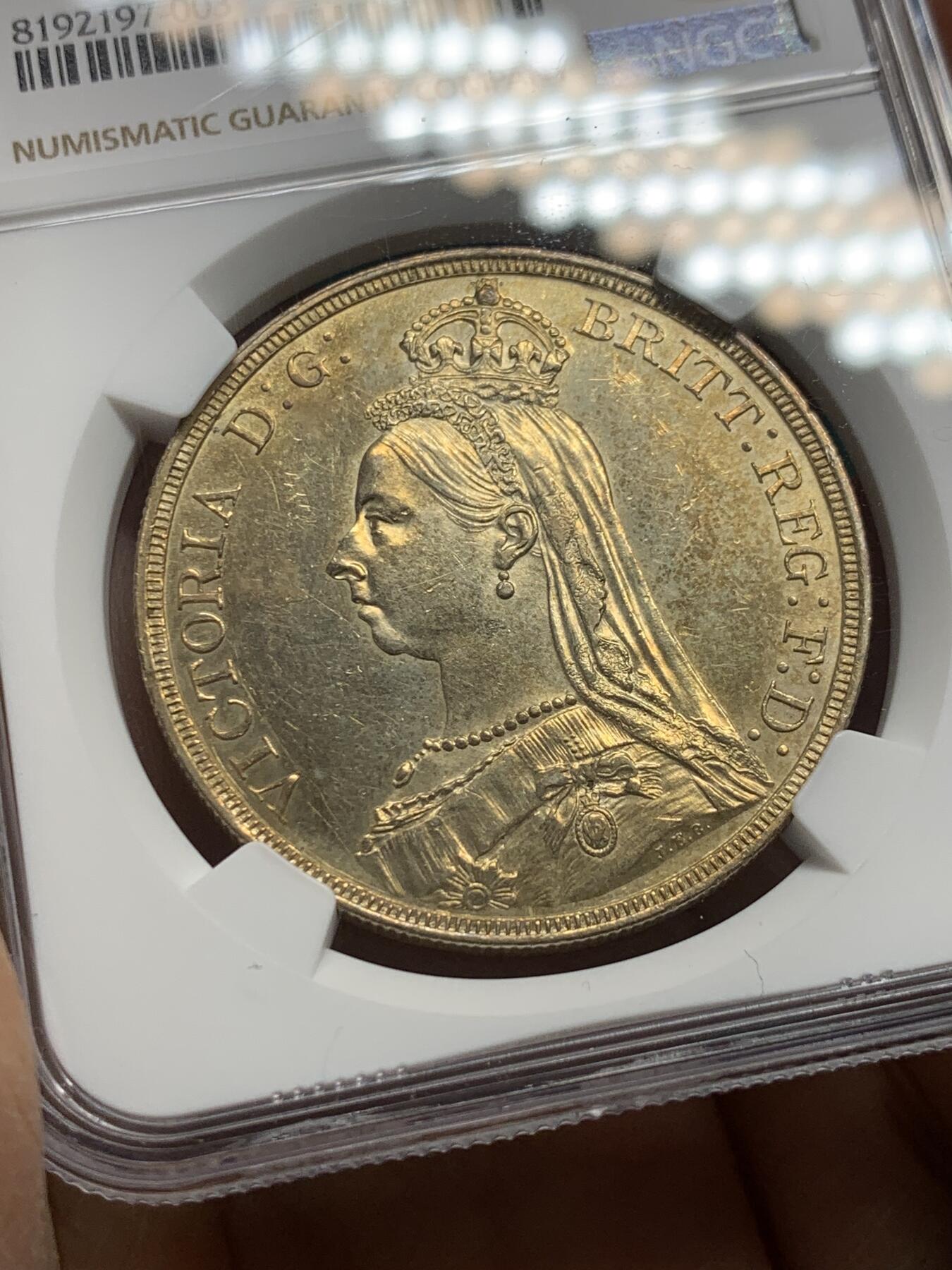 《竞宝斋》第344场 周日，周一，2场连拍 （全场包邮） NGC UNC 英国1887年维多利亚马剑克朗银币 整体金彩包浆