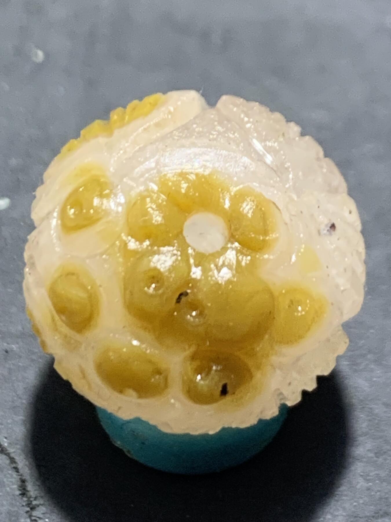 精美亚光冰飘鸡油黄战国红玛瑙手工雕刻莲花莲子珠一颗！