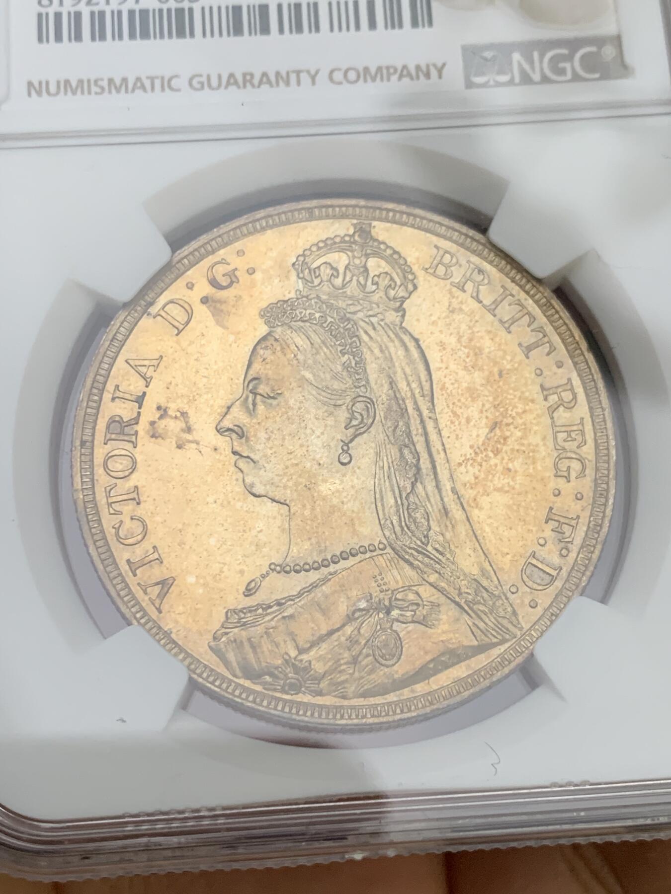 《竞宝斋》第344场 周日，周一，2场连拍 （全场包邮） NGC UNC 英国1887年维多利亚马剑克朗银币 整体金彩包浆