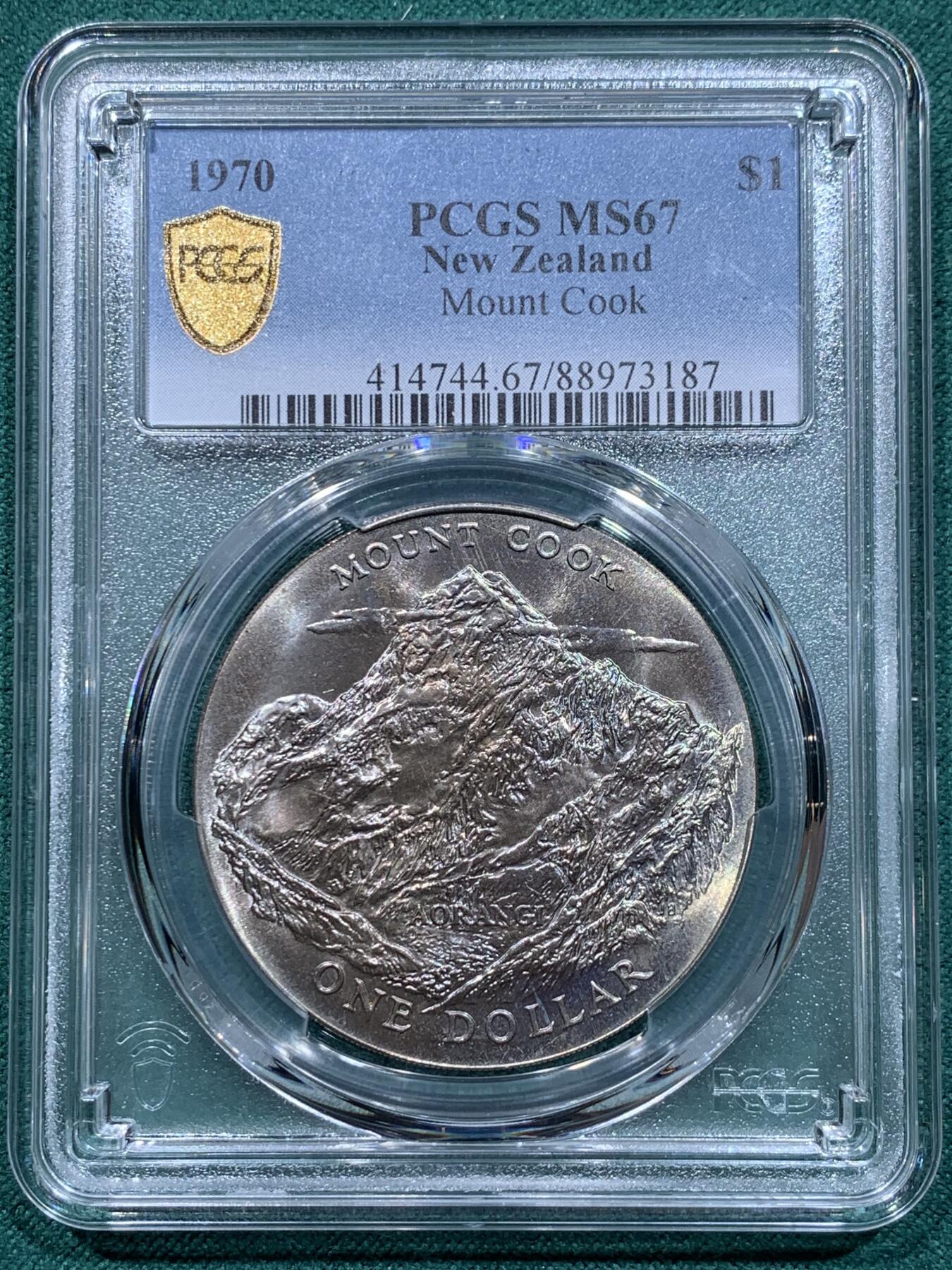 《竞宝斋》第345场 周日，周一，2场连拍 （全场包邮） PCGS MS67 新西兰1970年库克山1元大克朗币 币面很大 高分很难 这枚顶级分数 适合自藏