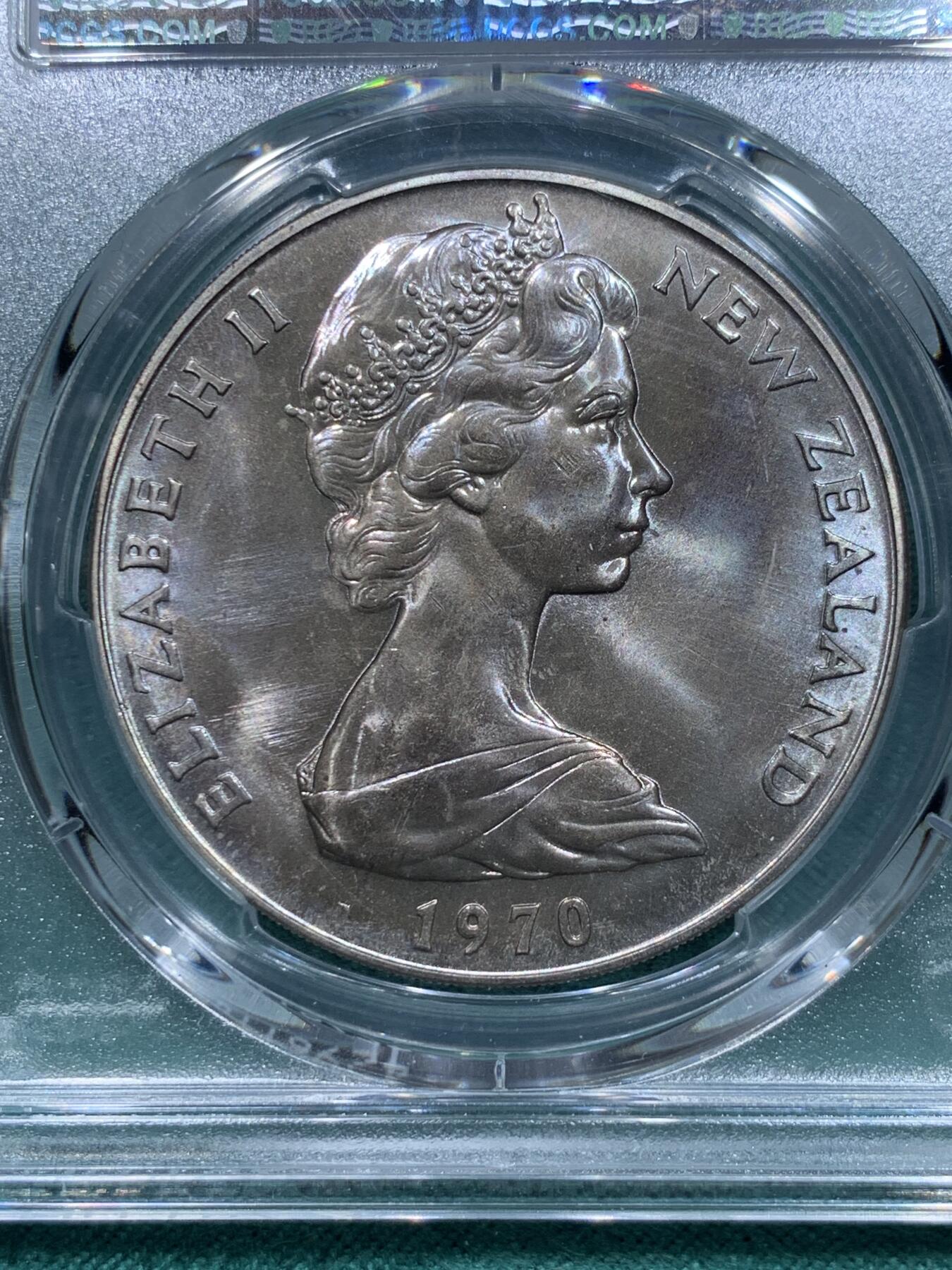 《竞宝斋》第345场 周日，周一，2场连拍 （全场包邮） PCGS MS67 新西兰1970年库克山1元大克朗币 币面很大 高分很难 这枚顶级分数 适合自藏