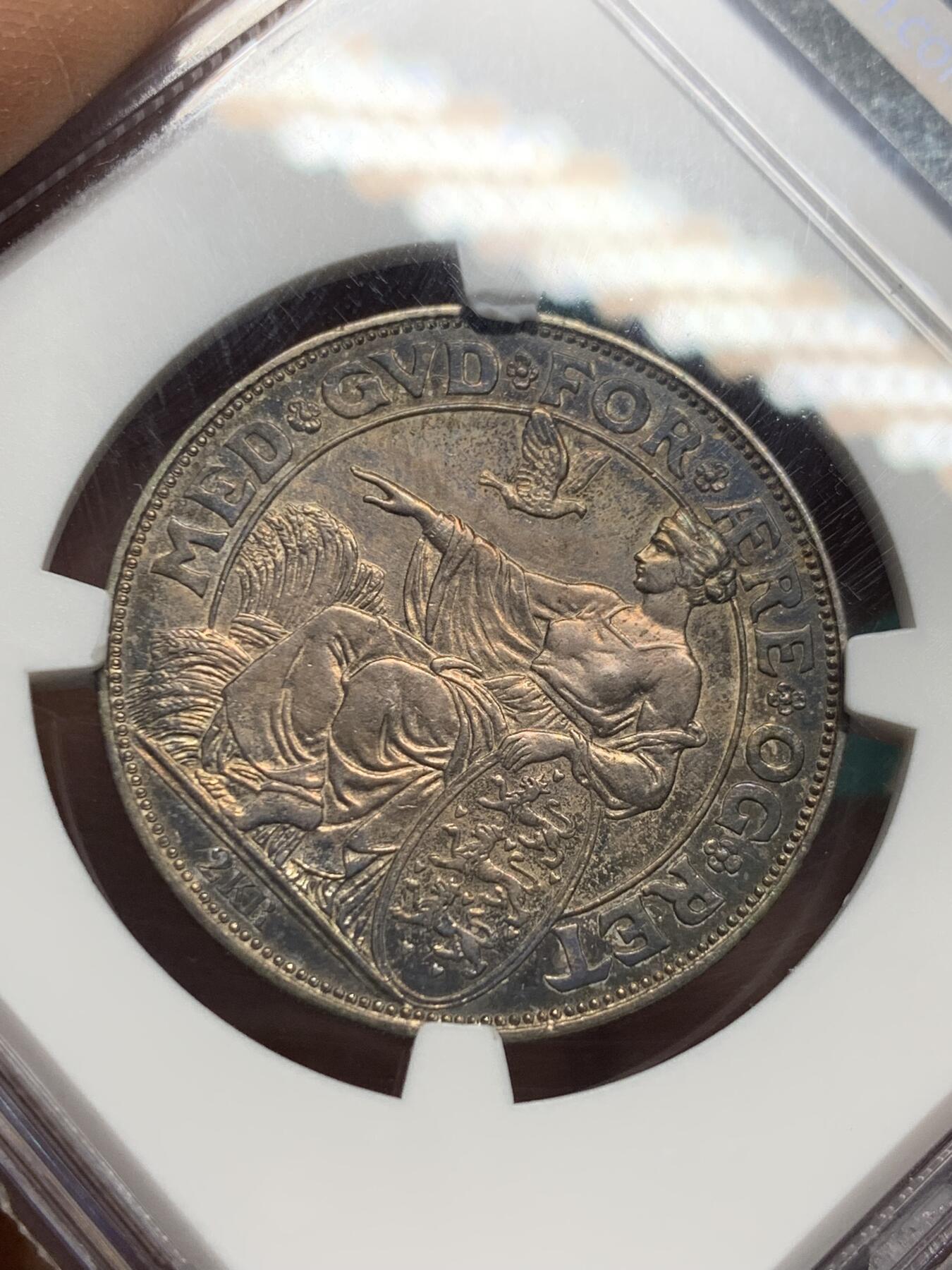 《竞宝斋》第345场 周日，周一，2场连拍 （全场包邮） NGC MS62 丹麦 1903年 克里斯蒂安九世登基40周年纪念 2克朗 银币 底板转光，双面五彩包浆，极美状态相当难得。