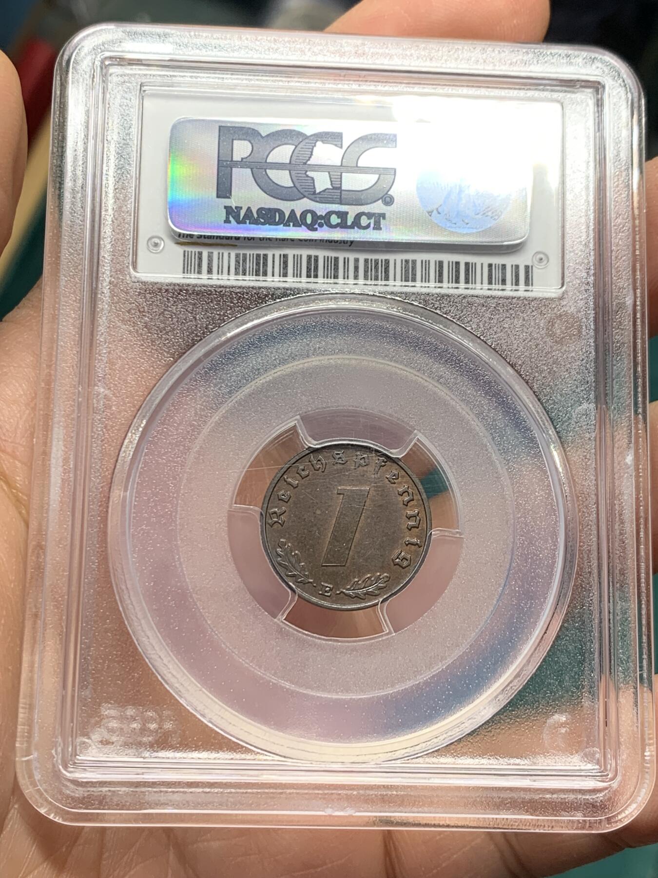 《竞宝斋》第345场 周日，周一，2场连拍 （全场包邮） PCGS MS65BN 德国1936年E版 1芬尼 铜币 PCGS早期评级，版别标注有误。唯一的BN冠军分，另一枚冠军分为65分RB。稀缺年份，发行量仅15万枚！德三1芬尼中最稀缺的一枚，Ebay上唯一一枚EF级就已达到200多美刀，非常难遇到！