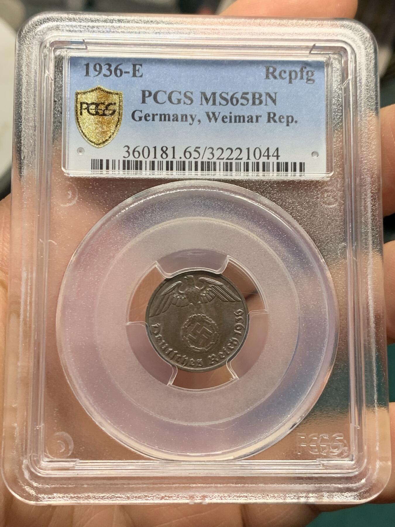 《竞宝斋》第345场 周日，周一，2场连拍 （全场包邮） PCGS MS65BN 德国1936年E版 1芬尼 铜币 PCGS早期评级，版别标注有误。唯一的BN冠军分，另一枚冠军分为65分RB。稀缺年份，发行量仅15万枚！德三1芬尼中最稀缺的一枚，Ebay上唯一一枚EF级就已达到200多美刀，非常难遇到！