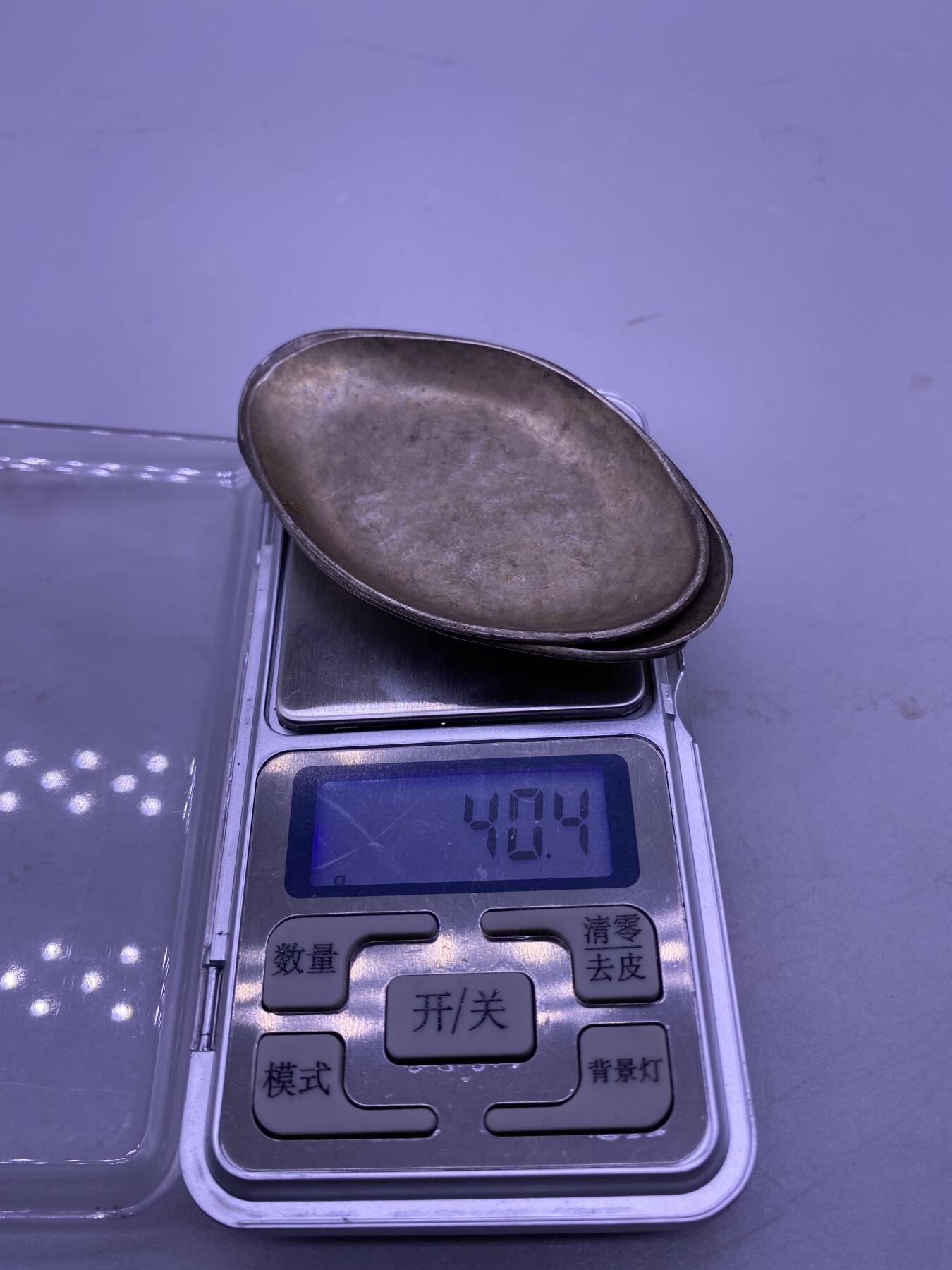 老银盘2个，尺寸分别7.5*4.1/8*4.9厘米，品相如图，700包快递