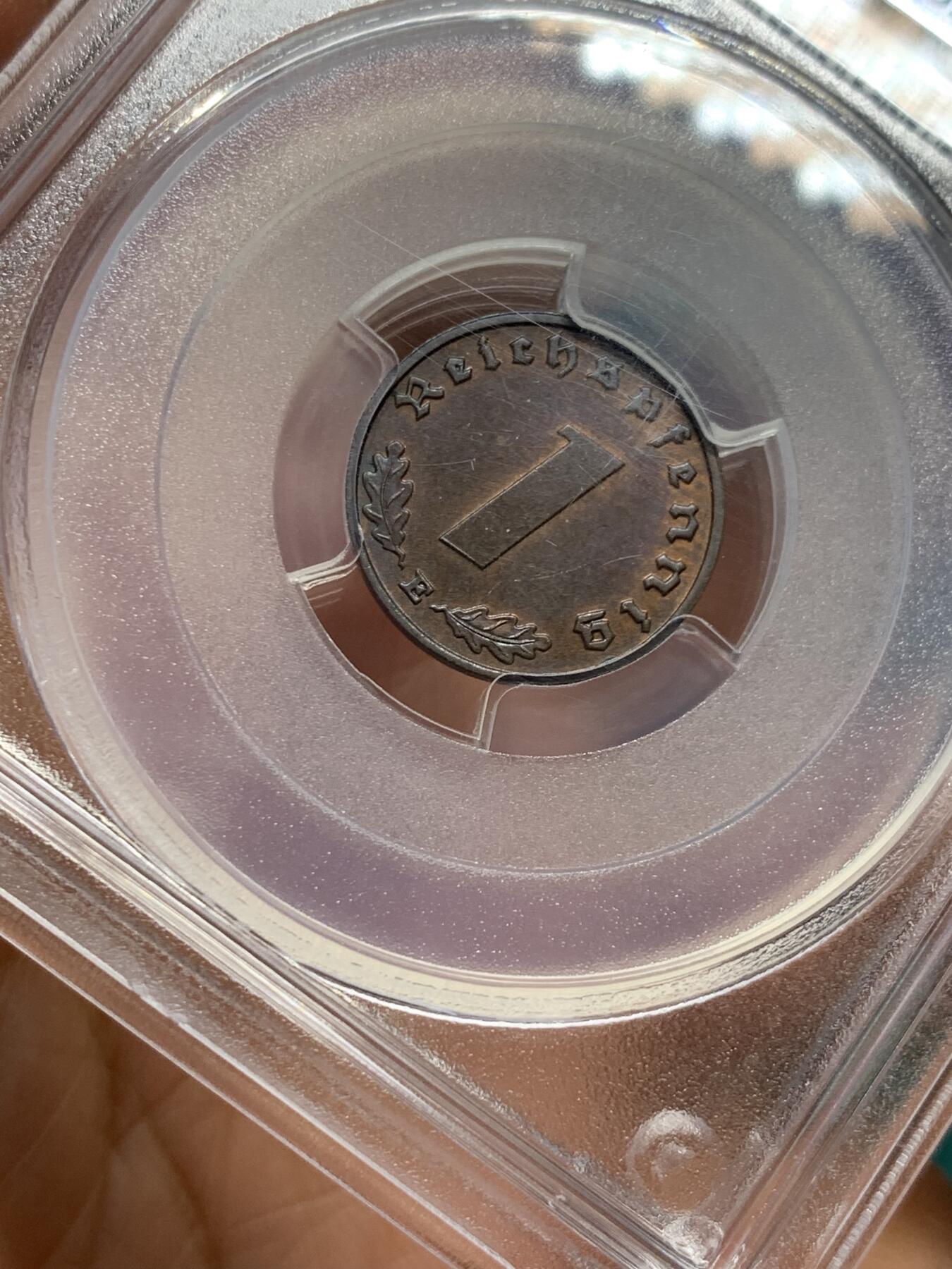 《竞宝斋》第345场 周日，周一，2场连拍 （全场包邮） PCGS MS65BN 德国1936年E版 1芬尼 铜币 PCGS早期评级，版别标注有误。唯一的BN冠军分，另一枚冠军分为65分RB。稀缺年份，发行量仅15万枚！德三1芬尼中最稀缺的一枚，Ebay上唯一一枚EF级就已达到200多美刀，非常难遇到！