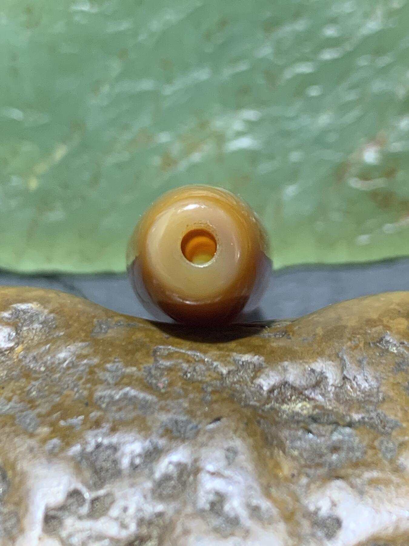  精美高玉化一线咖色缠丝玛瑙桶珠一颗