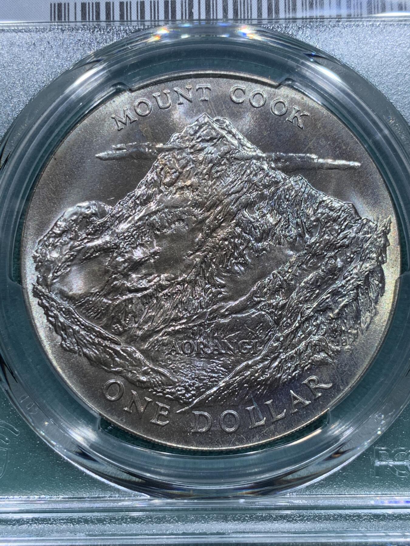 《竞宝斋》第345场 周日，周一，2场连拍 （全场包邮） PCGS MS67 新西兰1970年库克山1元大克朗币 币面很大 高分很难 这枚顶级分数 适合自藏