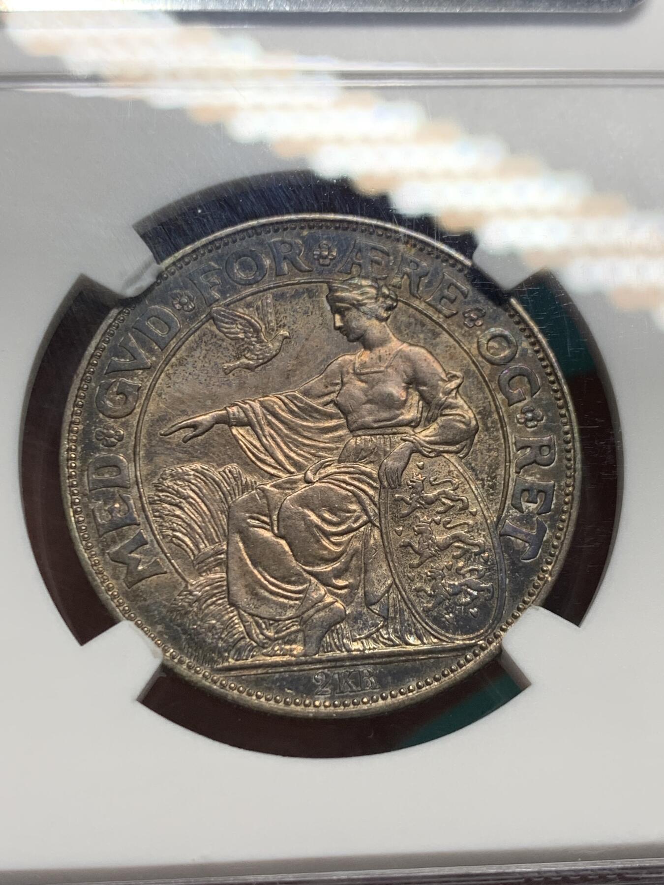 《竞宝斋》第345场 周日，周一，2场连拍 （全场包邮） NGC MS62 丹麦 1903年 克里斯蒂安九世登基40周年纪念 2克朗 银币 底板转光，双面五彩包浆，极美状态相当难得。