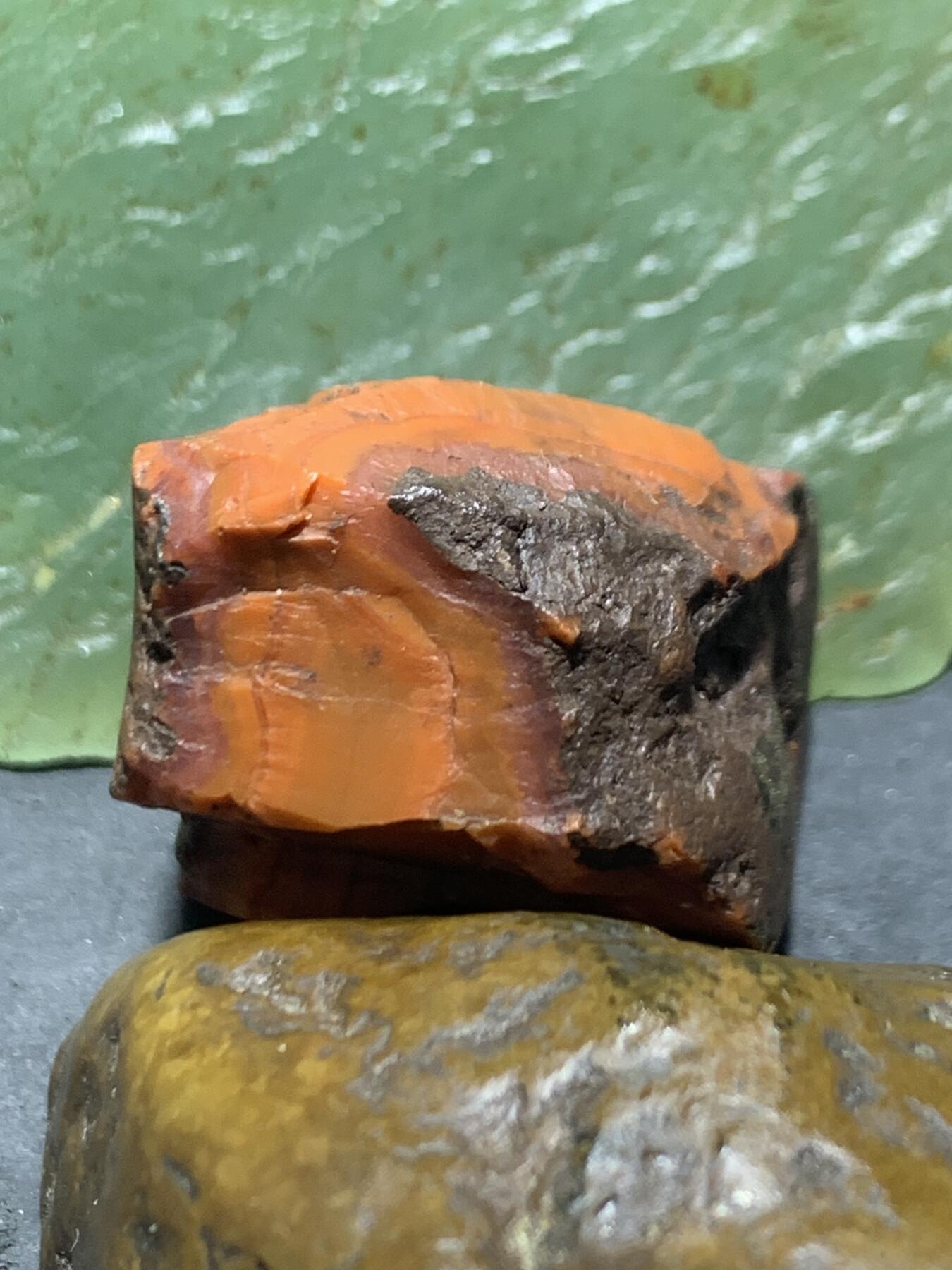 精美铁皮柿子红开窗料南红玛瑙原石一颗，，