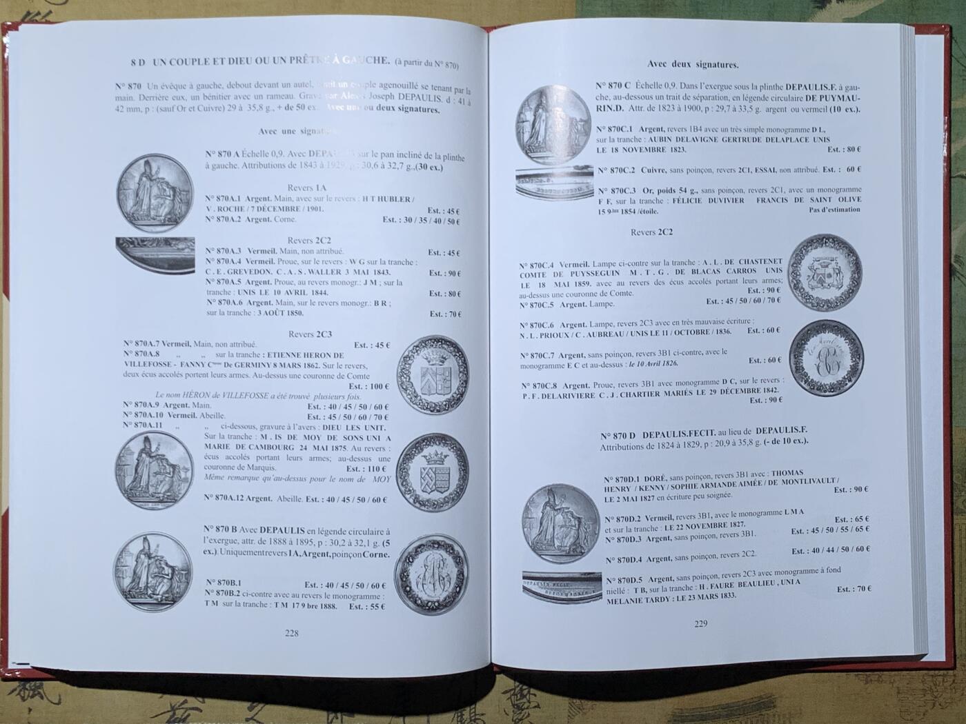 《竞宝斋》第345场 周日，周一，2场连拍 （全场包邮） 法国婚章目录 精装版 厚达 320页 重达1.63公斤 A4纸大小 亏运费的品种 不过介绍的非常详细 版本众多