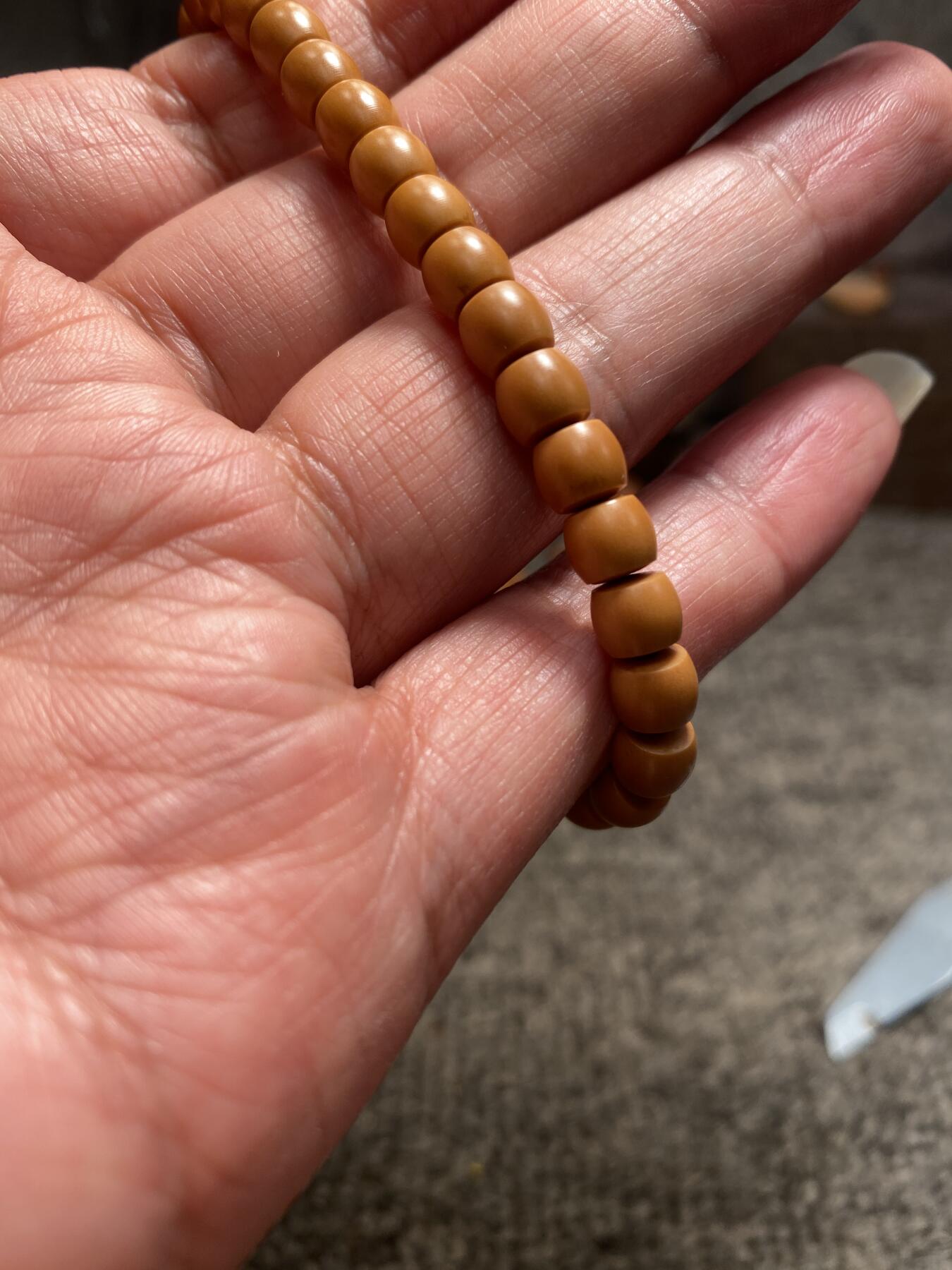 中国电影频道巜博览江苏》，百度《匠人百科》推荐雕刻师王红秋老师核雕作品新年福利 福利苏工核雕纯手工制做广东核尖直切精品，质地纯，美不胜收，个性十足，等待有缘人，尺寸0。625喜欢的来