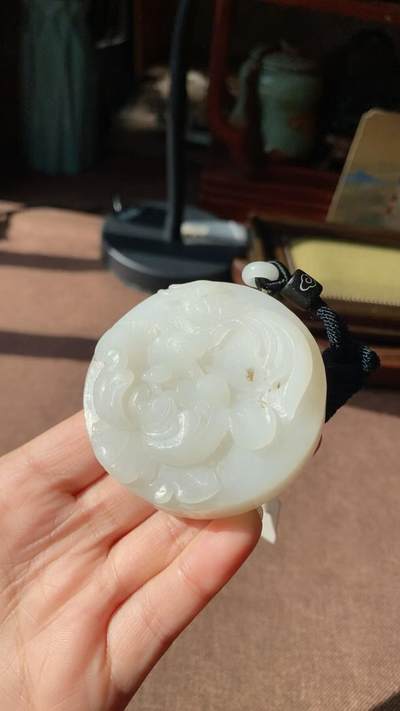 证书编号0099  天然野牛沟老矿料和田玉苏工凤穿牡丹圆牌吊坠 5.5乘1.7 无裂杂 背面微弱水线浅纹 结构细腻温润  白糯脂粉足 一个手镯芯料厚笃精雕 大尊毛衣链格局 一级白哟  编号0099 野牛沟料作为青海和田玉的顶级的典范，凝重感极强，油性好，白度好不会变灰，没有格尔木青海料的水、透的感觉，反而是糯性也就是俗称的胶质感 - 证书编号0099  天然野牛沟老矿料和田玉苏工凤穿牡丹圆牌吊坠 5.5乘1.7 无裂杂 背面微弱水线浅纹 结构细腻温润  白糯脂粉足 一个手镯芯料厚笃精雕 大尊毛衣链格局 一级白哟  编号0099 野牛沟料作为青海和田玉的顶级的典范，凝重感极强，油性好，白度好不会变灰，没有格尔木青海料的水、透的感觉，反而是糯性也就是俗称的胶质感