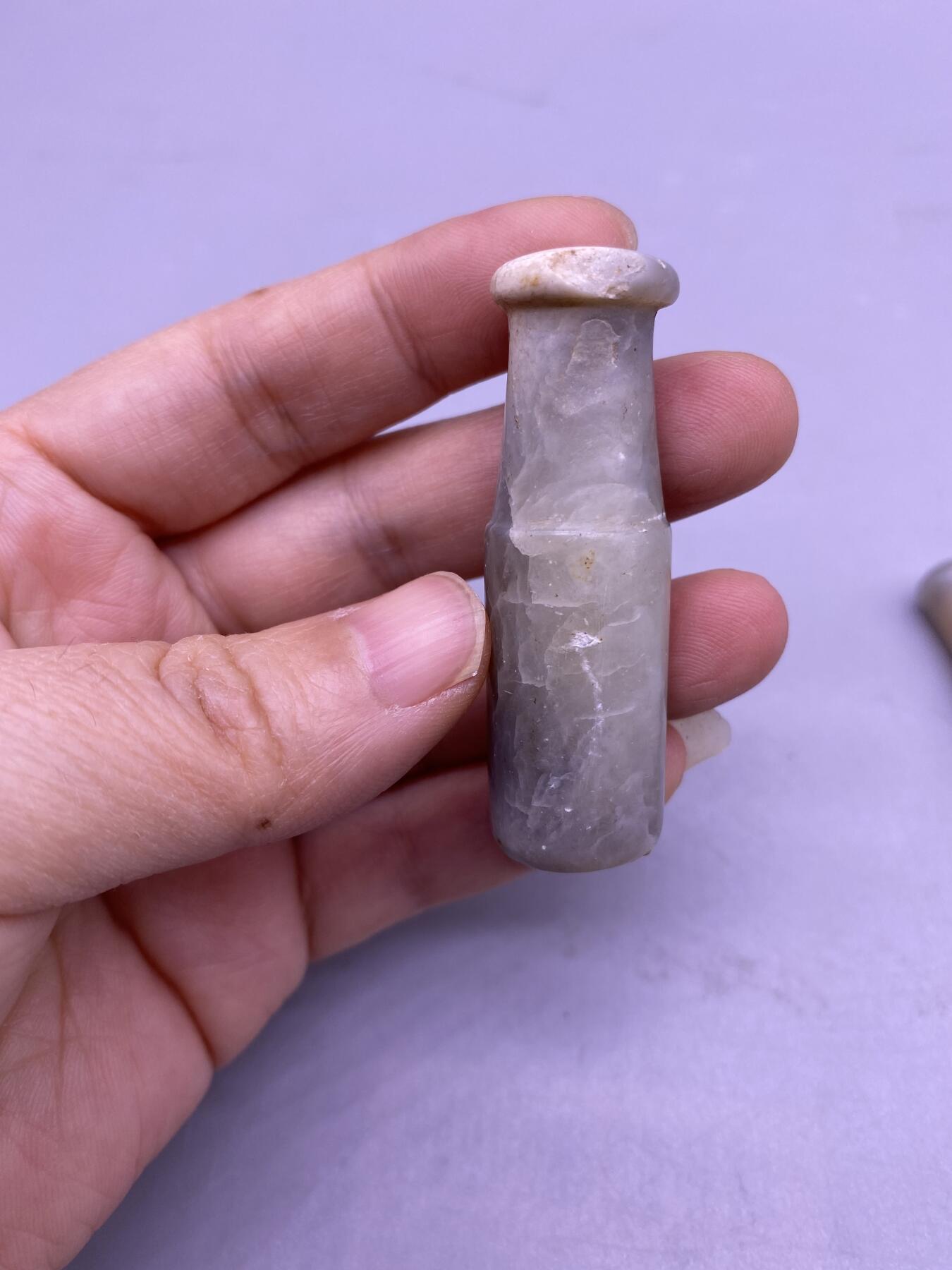 老玉烟嘴2个，尺寸5厘米左右，品相如图，300包快递