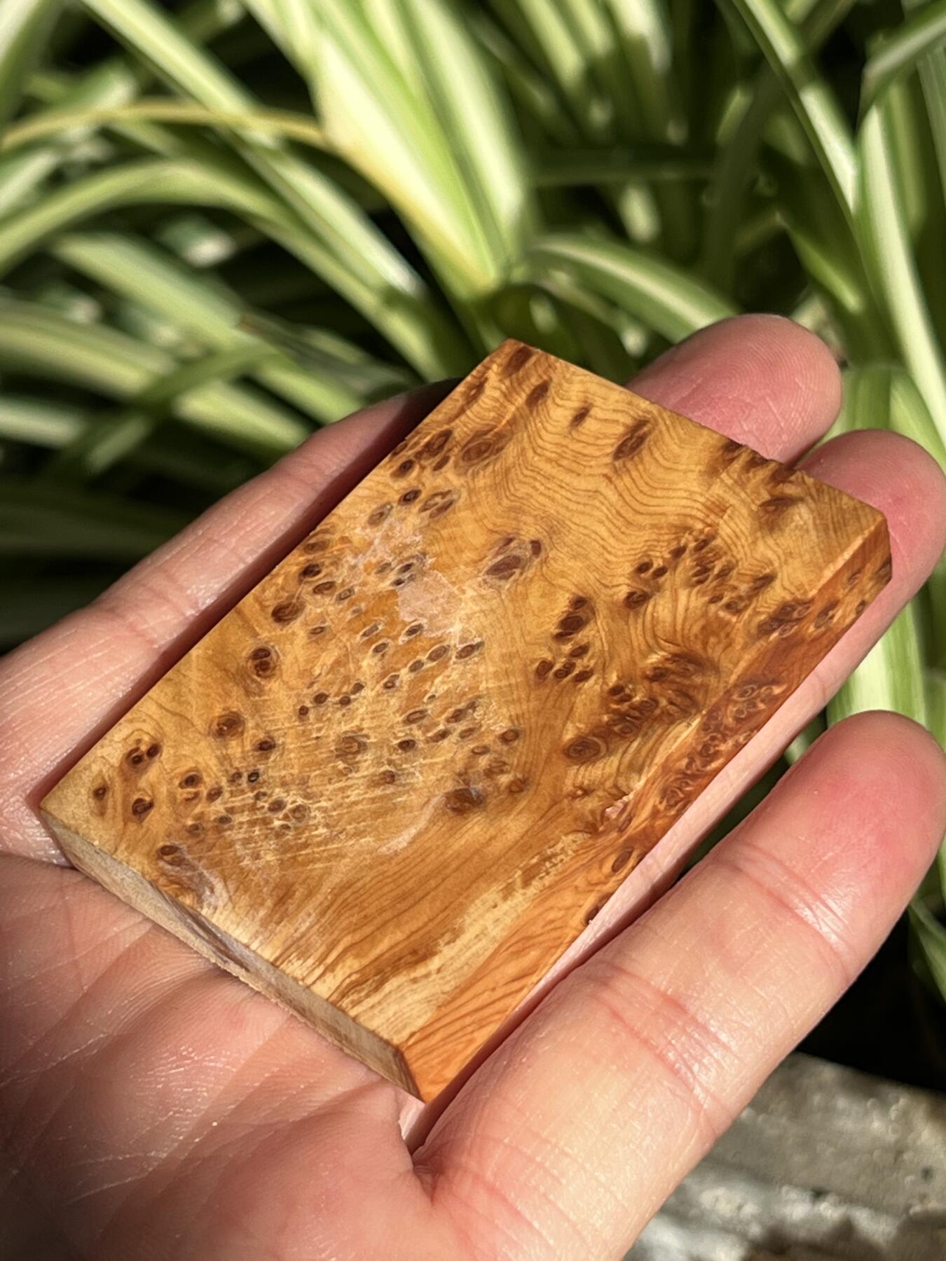 零元拍：崖柏满瘤花平安无事牌，十多年前的存货了，油性极大。尺寸：4/6厘米