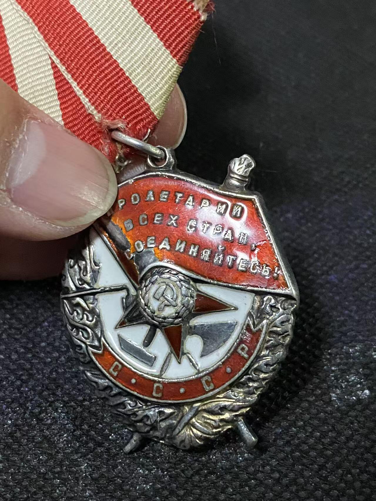 苏联勋章奖章1月6日拍卖1月25日晚上九点结束！过年了，本次无佣金！找不到的加我qq或者微信都是184277308备注苏章拍卖。最好加微信群每次都会通知还有提前可以一口价的 最近会持续拍卖一些东西。			 苏联二战红旗勋章 265509 强渡奥德河 珐琅有磕碰 原环未开 铜挂 渡河时被50人包围用重机枪亲自积弊37 顺利登陆还俘获了十几艘船！Кушнир Григорий Гордеевич 非常好的柏林战役前期强渡奥德河的奖励 一人单杀37 勇猛得很