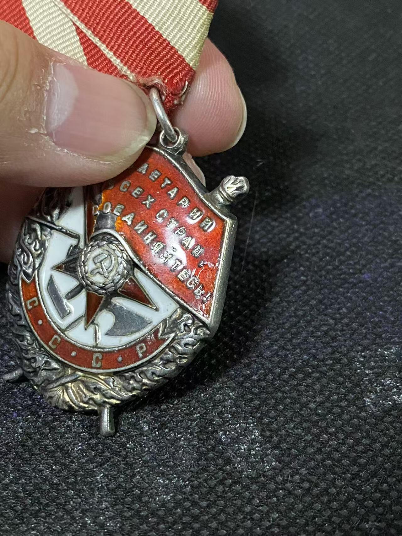 苏联勋章奖章1月6日拍卖1月25日晚上九点结束！过年了，本次无佣金！找不到的加我qq或者微信都是184277308备注苏章拍卖。最好加微信群每次都会通知还有提前可以一口价的 最近会持续拍卖一些东西。			 苏联二战红旗勋章 265509 强渡奥德河 珐琅有磕碰 原环未开 铜挂 渡河时被50人包围用重机枪亲自积弊37 顺利登陆还俘获了十几艘船！Кушнир Григорий Гордеевич 非常好的柏林战役前期强渡奥德河的奖励 一人单杀37 勇猛得很