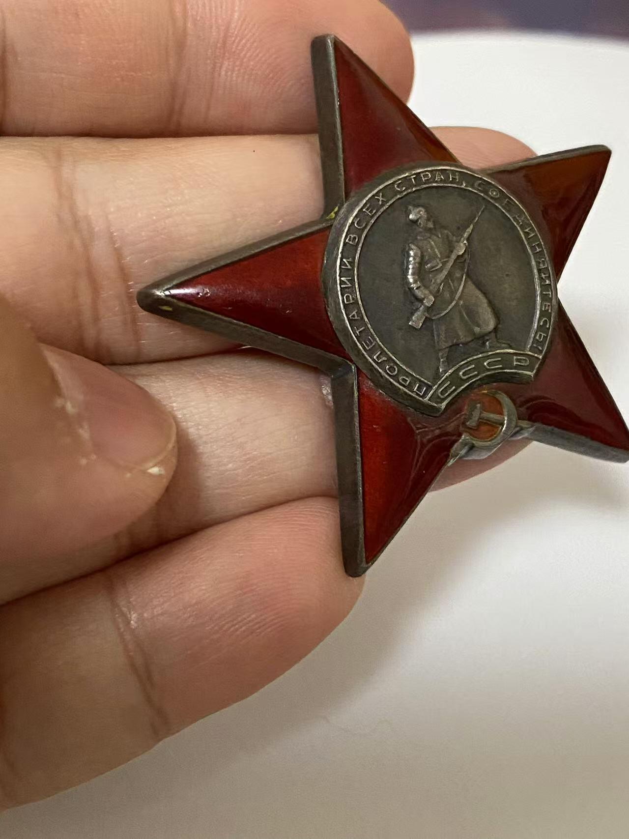 苏联勋章奖章1月6日拍卖1月25日晚上九点结束！过年了，本次无佣金！找不到的加我qq或者微信都是184277308备注苏章拍卖。最好加微信群每次都会通知还有提前可以一口价的 最近会持续拍卖一些东西。			 苏联二战红星勋章 2703956 好品无磕碰 轻微佩戴痕迹 近卫基辅加农炮旅指挥连高级电话兵Федоренко Николай Анисимович各种抢修断线 值得一提的是年轻时 17-18年曾经是 红色哥萨克 24骑兵团一员。41年卫国战争爆发又从新参军。