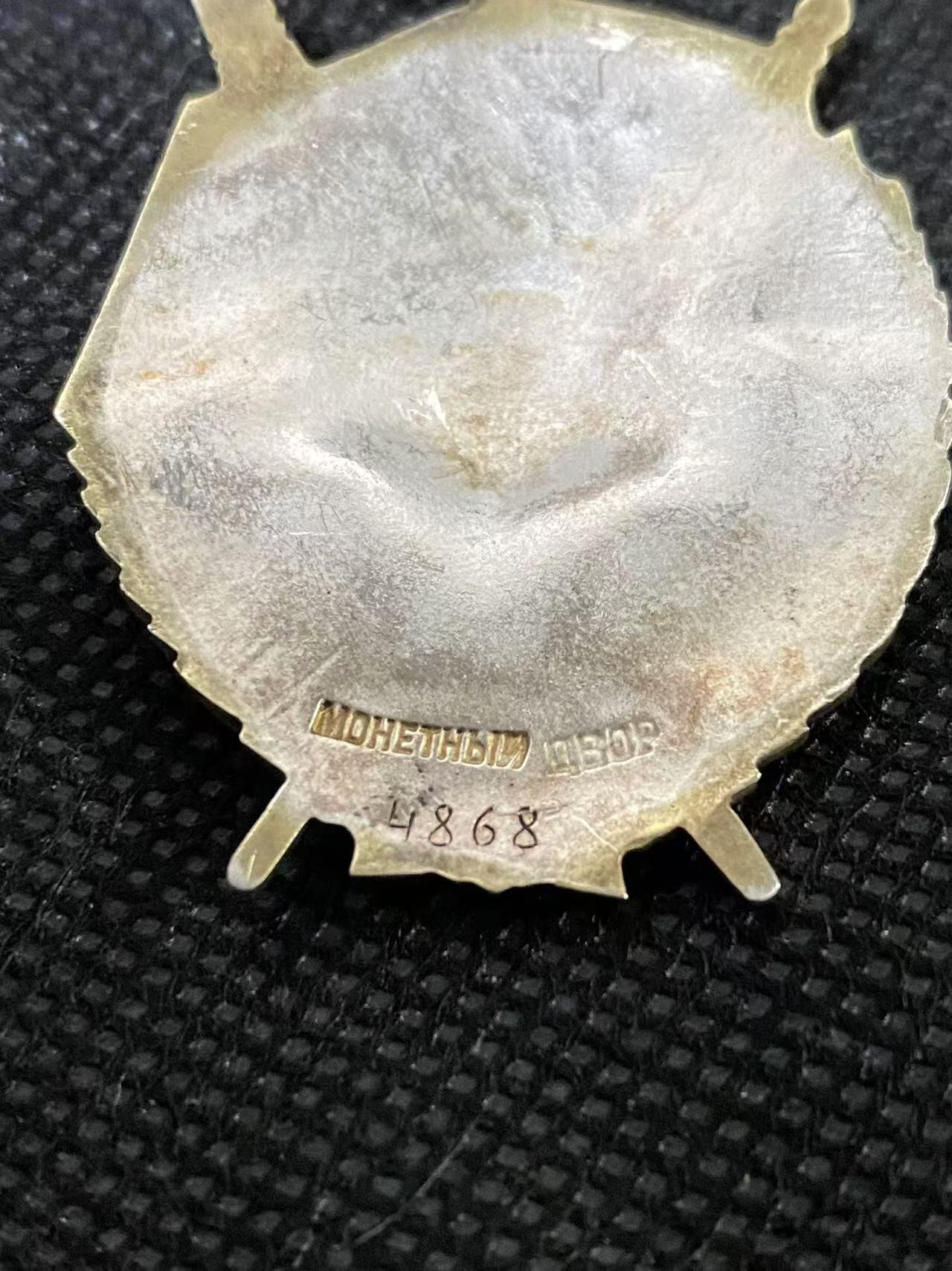 苏联勋章奖章1月6日拍卖1月25日晚上九点结束！过年了，本次无佣金！找不到的加我qq或者微信都是184277308备注苏章拍卖。最好加微信群每次都会通知还有提前可以一口价的 最近会持续拍卖一些东西。			 苏联二战二次红旗勋章 波罗的海舰队海军双料王牌飞行员 六次红旗获得者  珐琅完整 无磕碰 4868号介于圆盘和挂之间。非常少见版本。原环未开。珐琅原品。 Володин Иван Яковлевич 王牌飞行员网上有详细介绍 奖励卡也都全部翻译过了只展示这个二次的。因为出色的指挥中队击落27架敌机获得的这个二次红旗.注意这个红旗的战功算的是集体击落 。